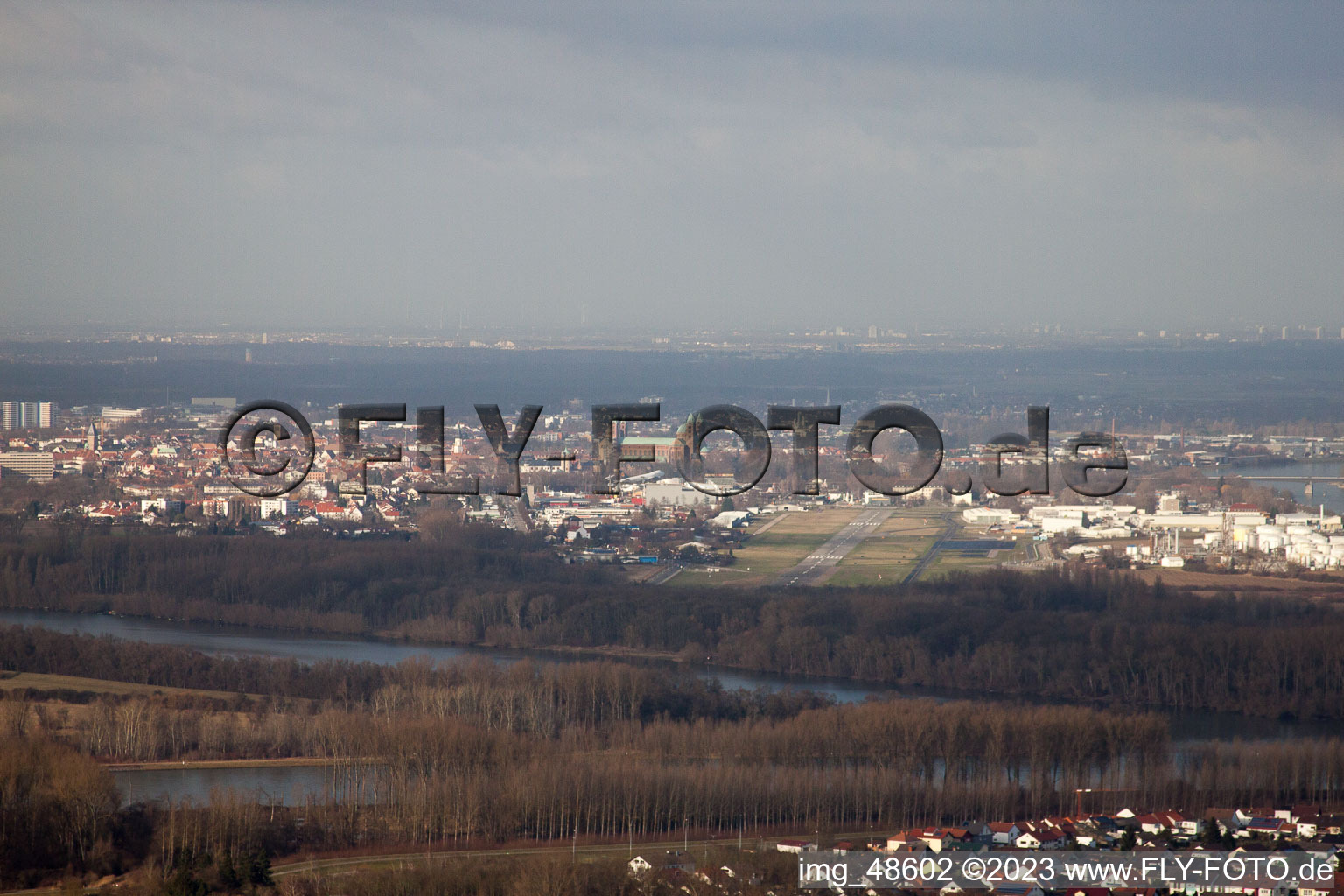 Speyer Flugplatz von Osten im Bundesland Rheinland-Pfalz, Deutschland