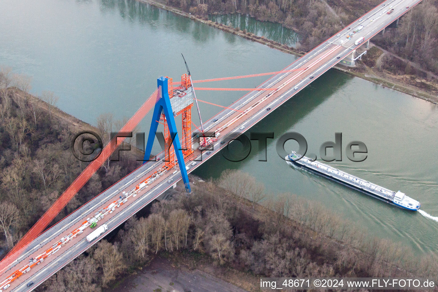 Baustelle zur Sanierung der Pylone der Autobahn- Brücke der BAB A61 über den Rhein in Hockenheim im Bundesland Baden-Württemberg in Speyer im Bundesland Rheinland-Pfalz, Deutschland