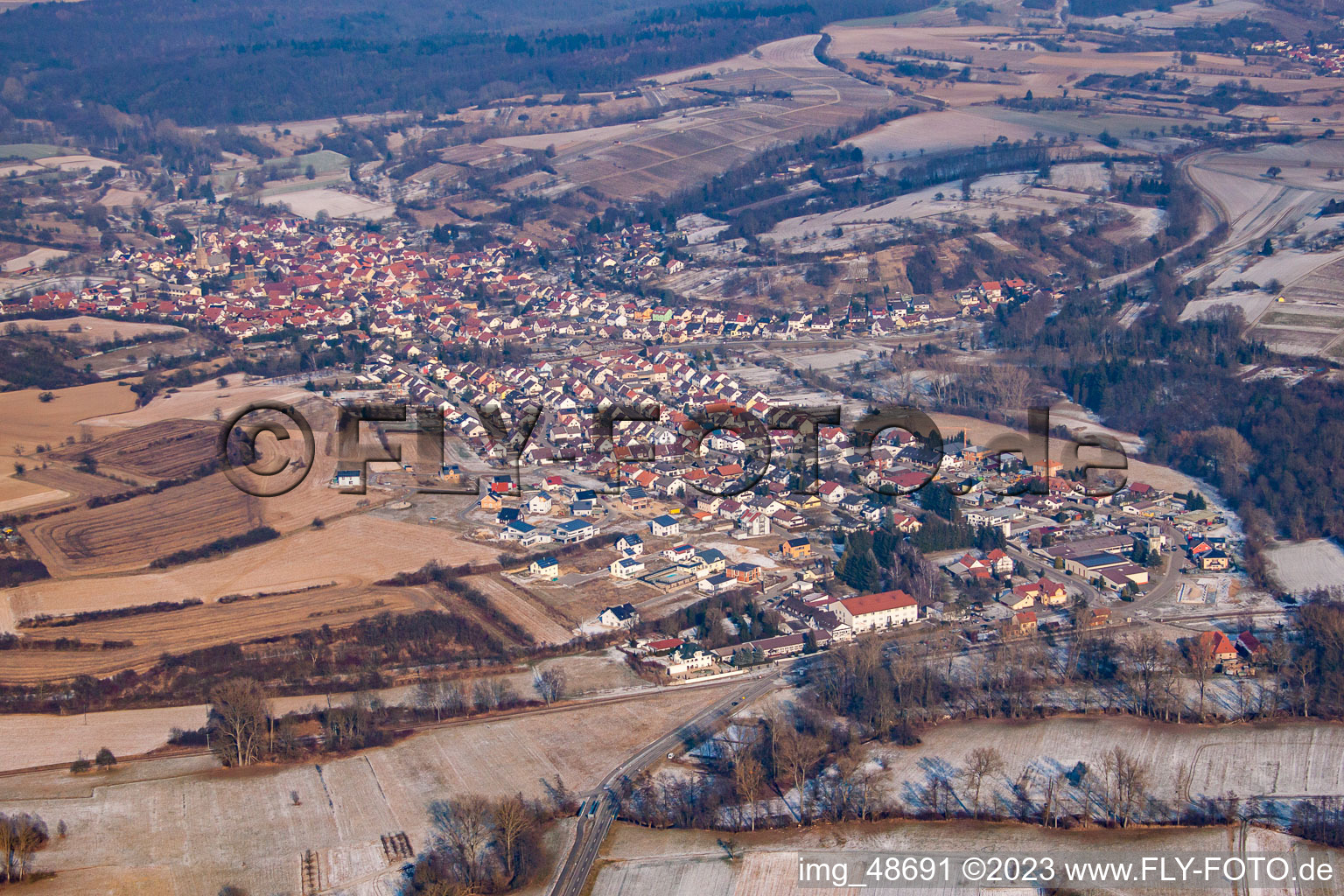 Luftaufnahme von Im Winter im Ortsteil Unteröwisheim in Kraichtal im Bundesland Baden-Württemberg, Deutschland