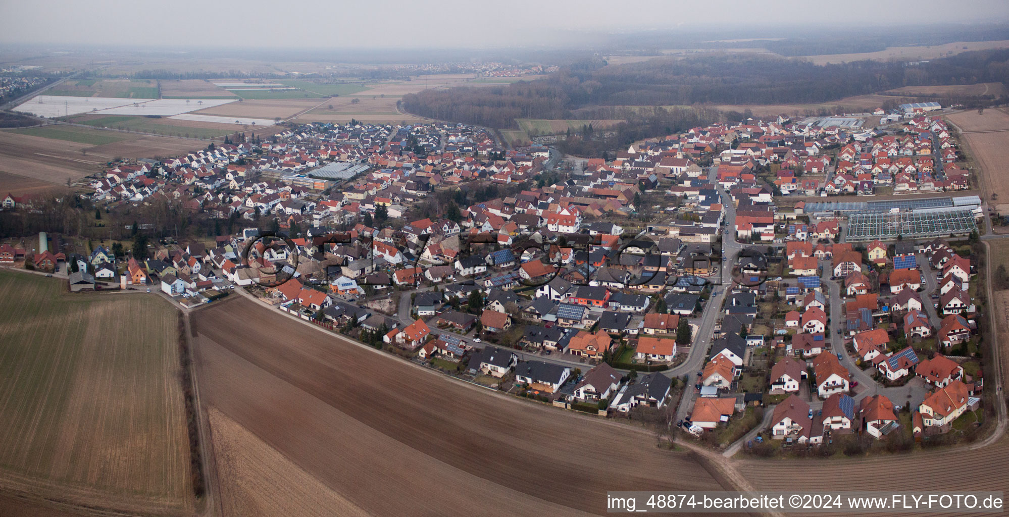 Dorf - Ansicht am Rande von landwirtschaftlichen Feldern und Nutzflächen in Kuhardt im Bundesland Rheinland-Pfalz, Deutschland von oben