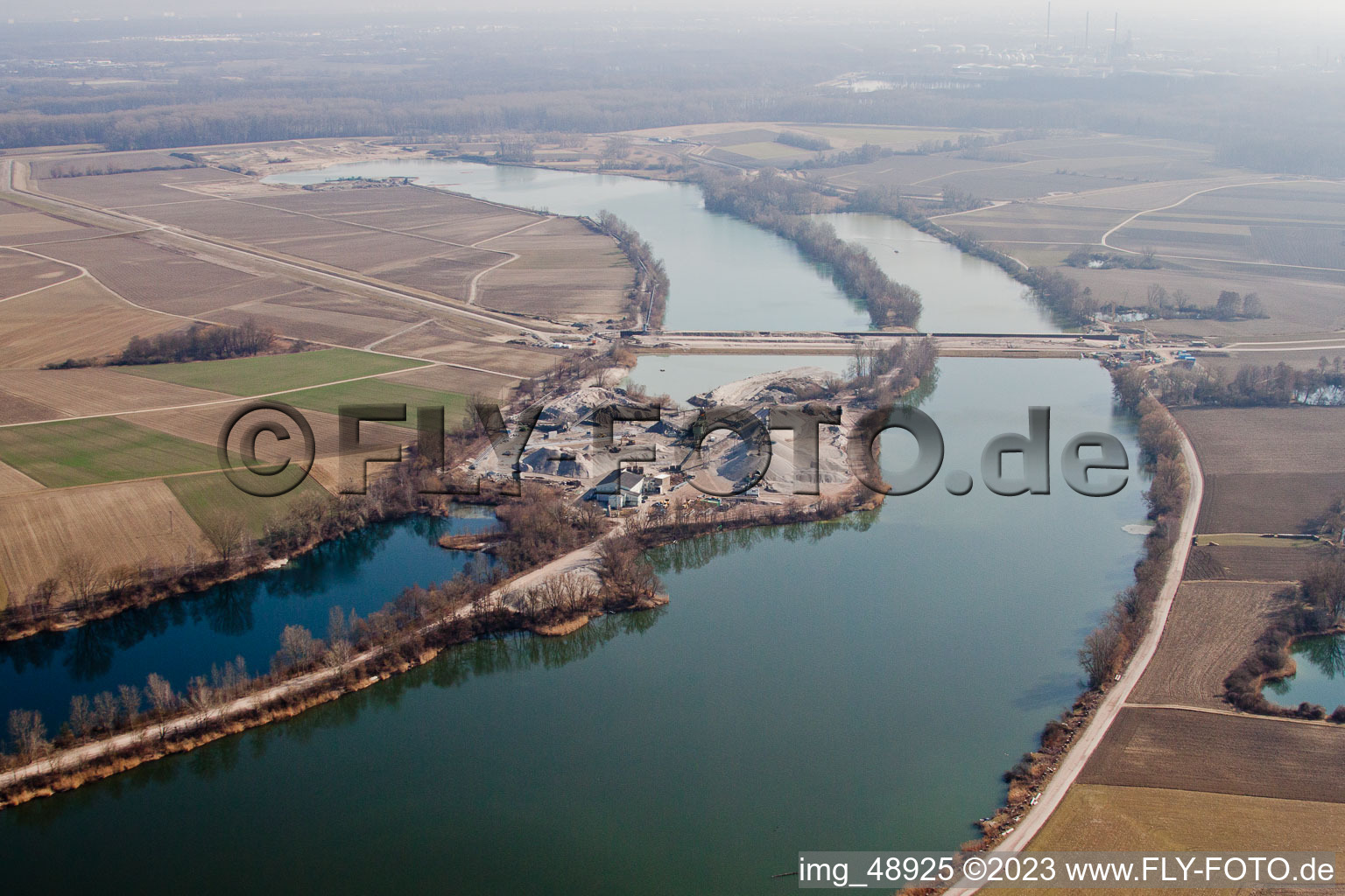 Luftbild von Neupotz, Polderdamm durch den Baggersee im Bundesland Rheinland-Pfalz, Deutschland