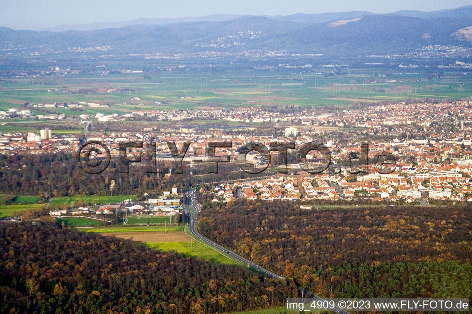 Luftbild von Schwetzingen von Süden im Bundesland Baden-Württemberg, Deutschland