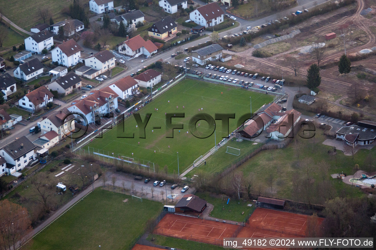 Sportplätze im Ortsteil Ingenheim in Billigheim-Ingenheim im Bundesland Rheinland-Pfalz, Deutschland von oben
