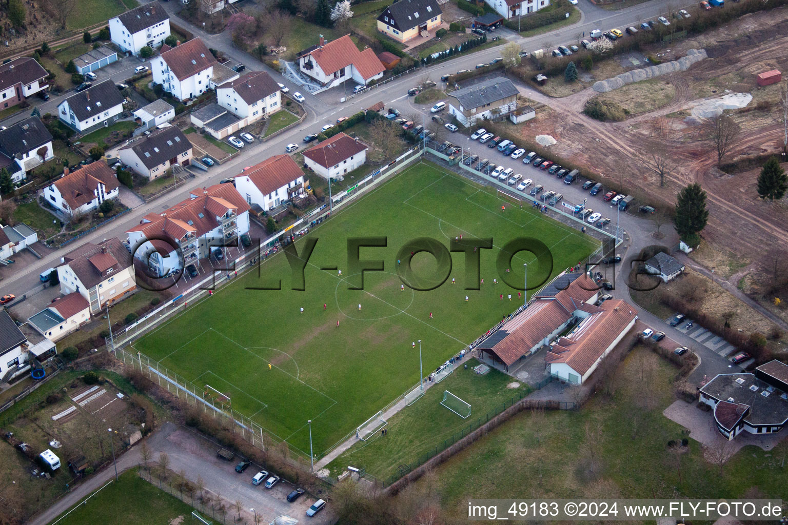 Sportplätze im Ortsteil Ingenheim in Billigheim-Ingenheim im Bundesland Rheinland-Pfalz, Deutschland aus der Luft