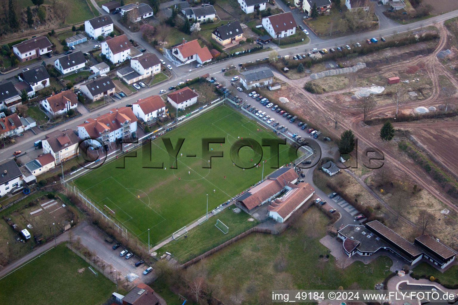 Sportplätze im Ortsteil Ingenheim in Billigheim-Ingenheim im Bundesland Rheinland-Pfalz, Deutschland von oben gesehen
