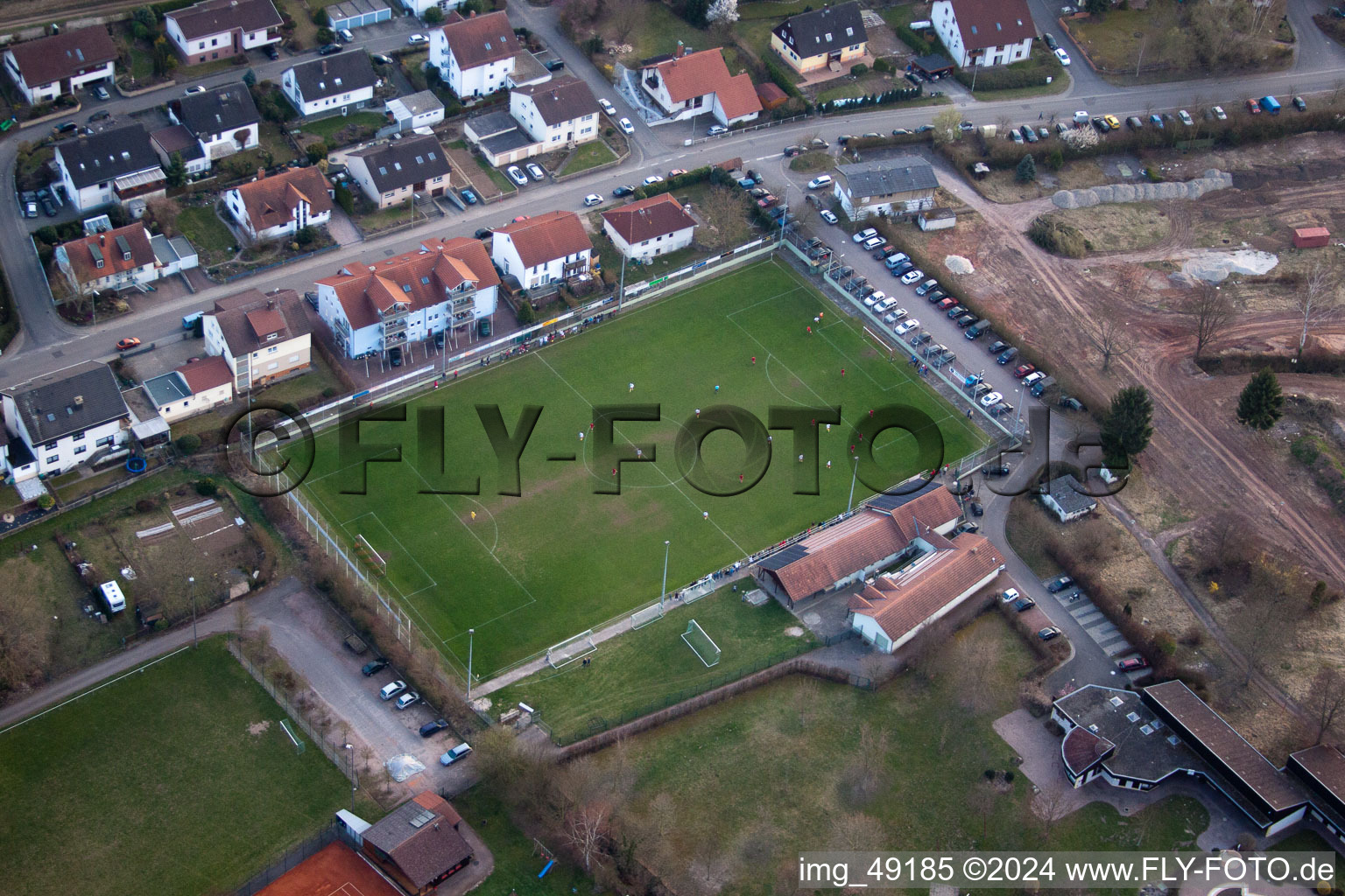Sportplätze im Ortsteil Ingenheim in Billigheim-Ingenheim im Bundesland Rheinland-Pfalz, Deutschland vom Flugzeug aus