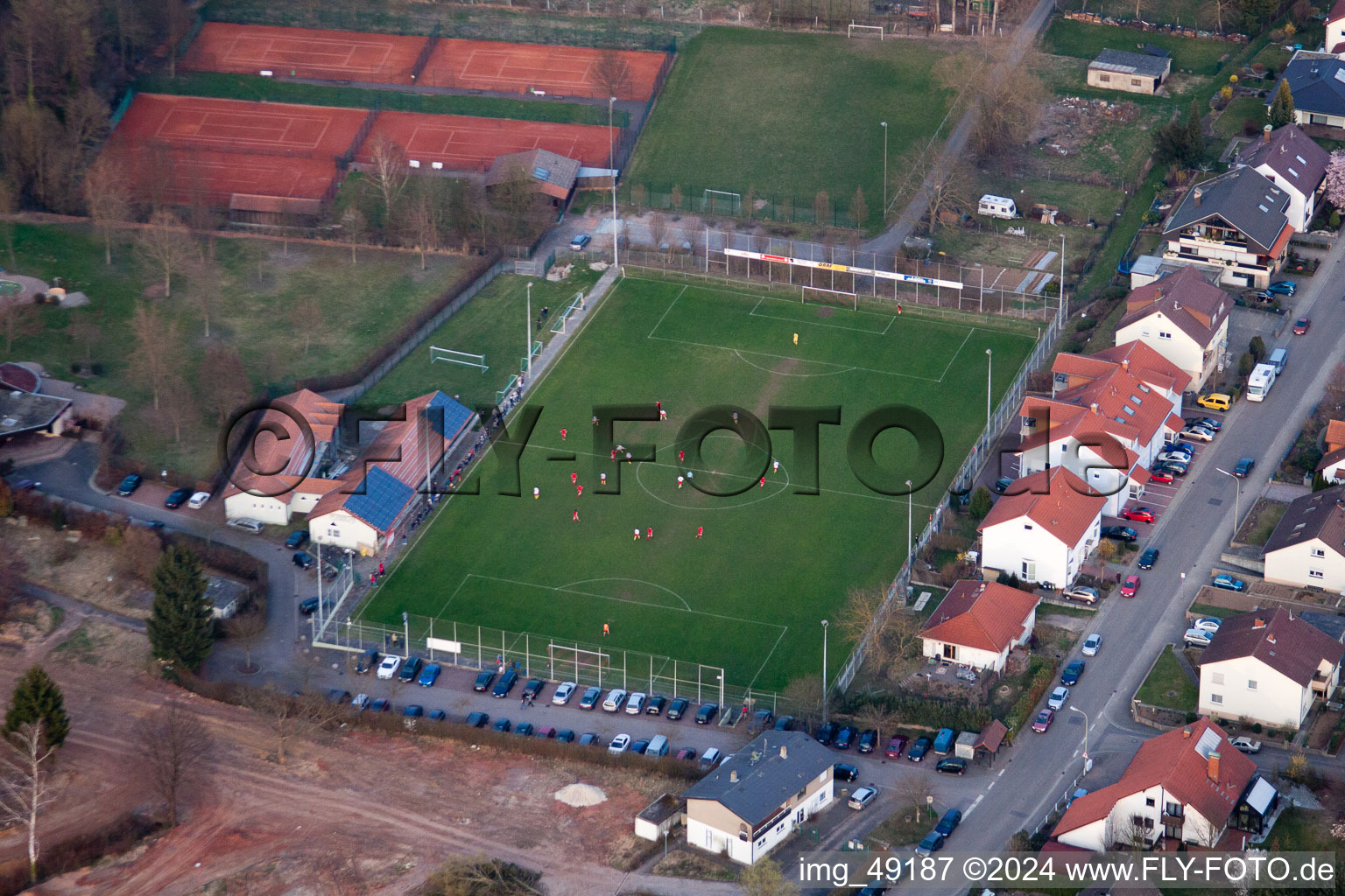 Sportplätze im Ortsteil Ingenheim in Billigheim-Ingenheim im Bundesland Rheinland-Pfalz, Deutschland aus der Luft betrachtet