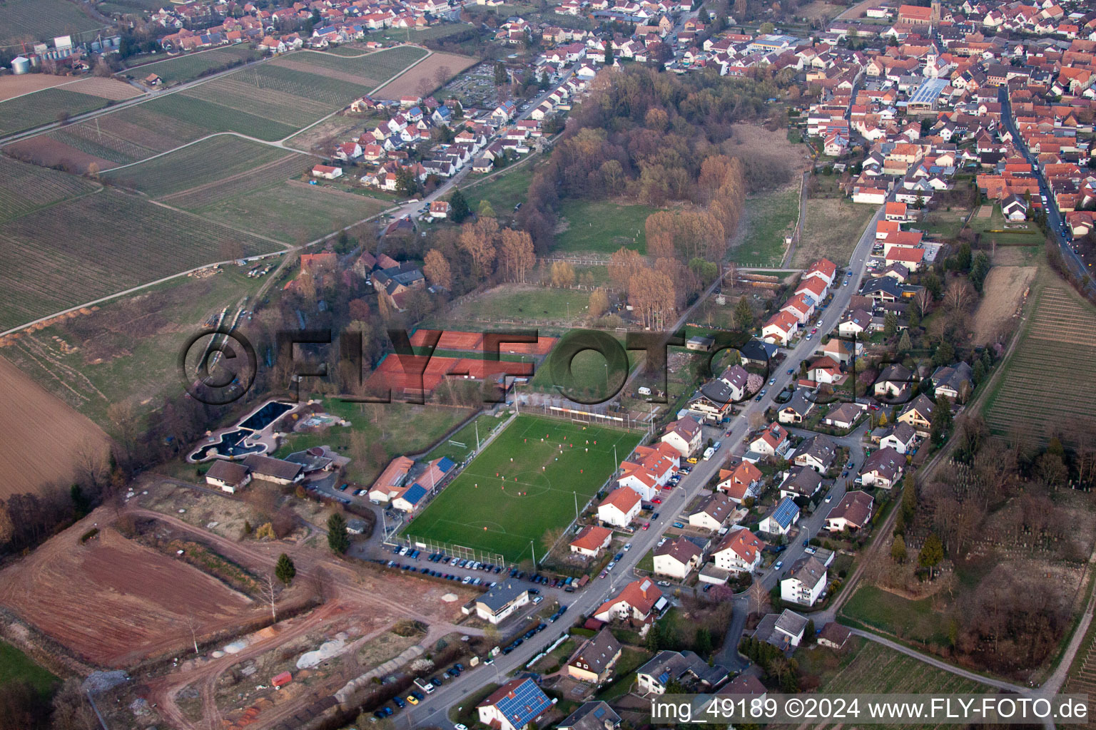 Drohnenbild von Sportplätze im Ortsteil Ingenheim in Billigheim-Ingenheim im Bundesland Rheinland-Pfalz, Deutschland