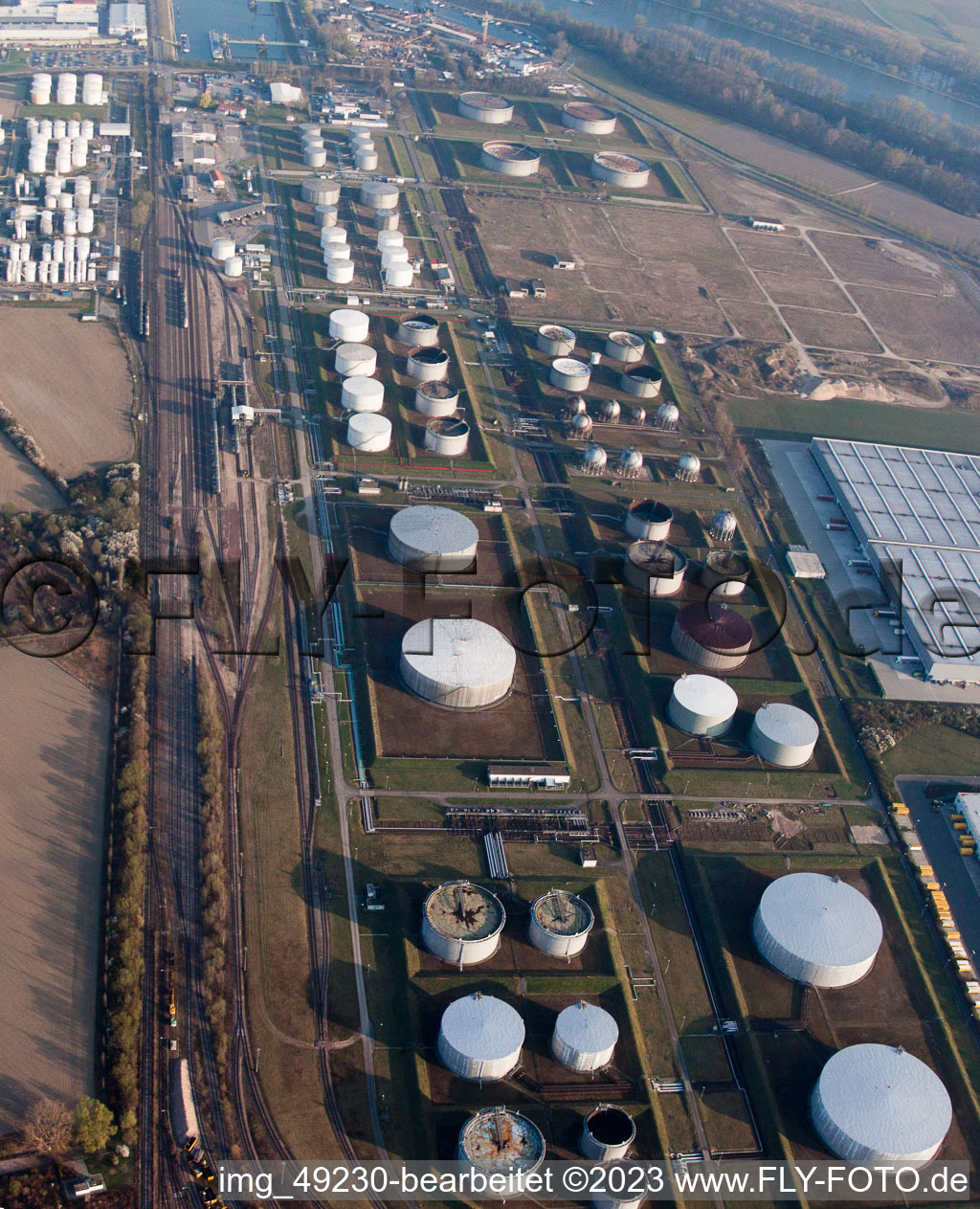 Luftbild von Speyer, Tanklager Tanquid am Flugplatz von Osten im Bundesland Rheinland-Pfalz, Deutschland
