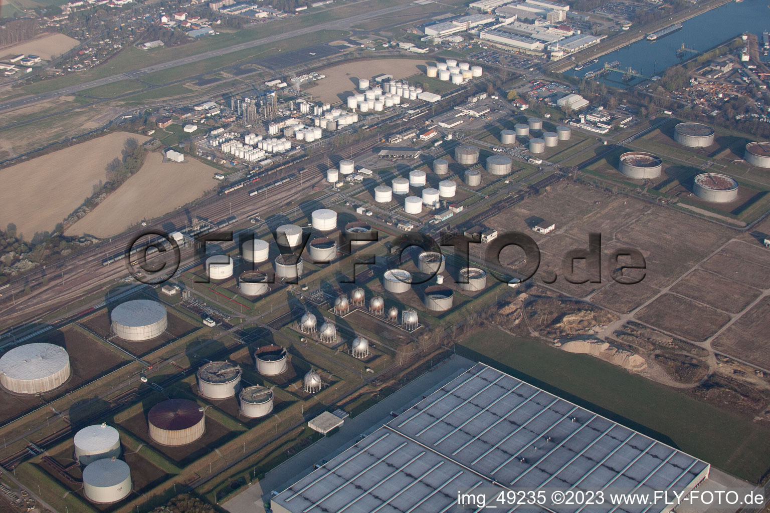 Luftaufnahme von Speyer, Tanklager Tanquid am Flugplatz von Osten im Bundesland Rheinland-Pfalz, Deutschland