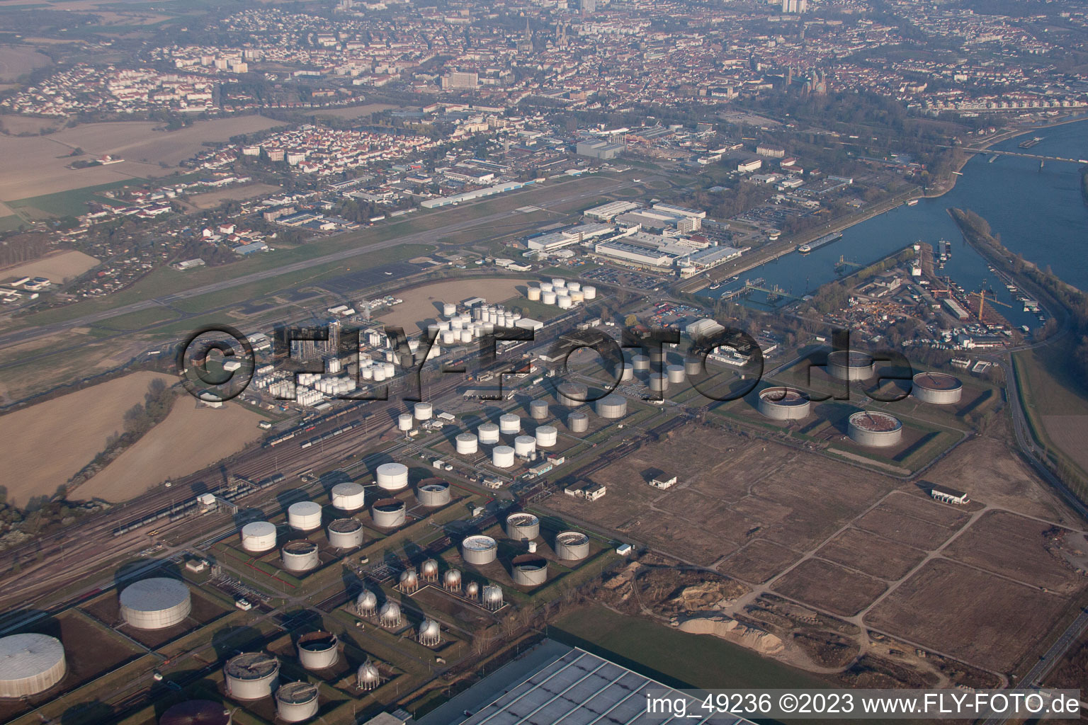 Schrägluftbild von Speyer, Tanklager Tanquid am Flugplatz von Osten im Bundesland Rheinland-Pfalz, Deutschland