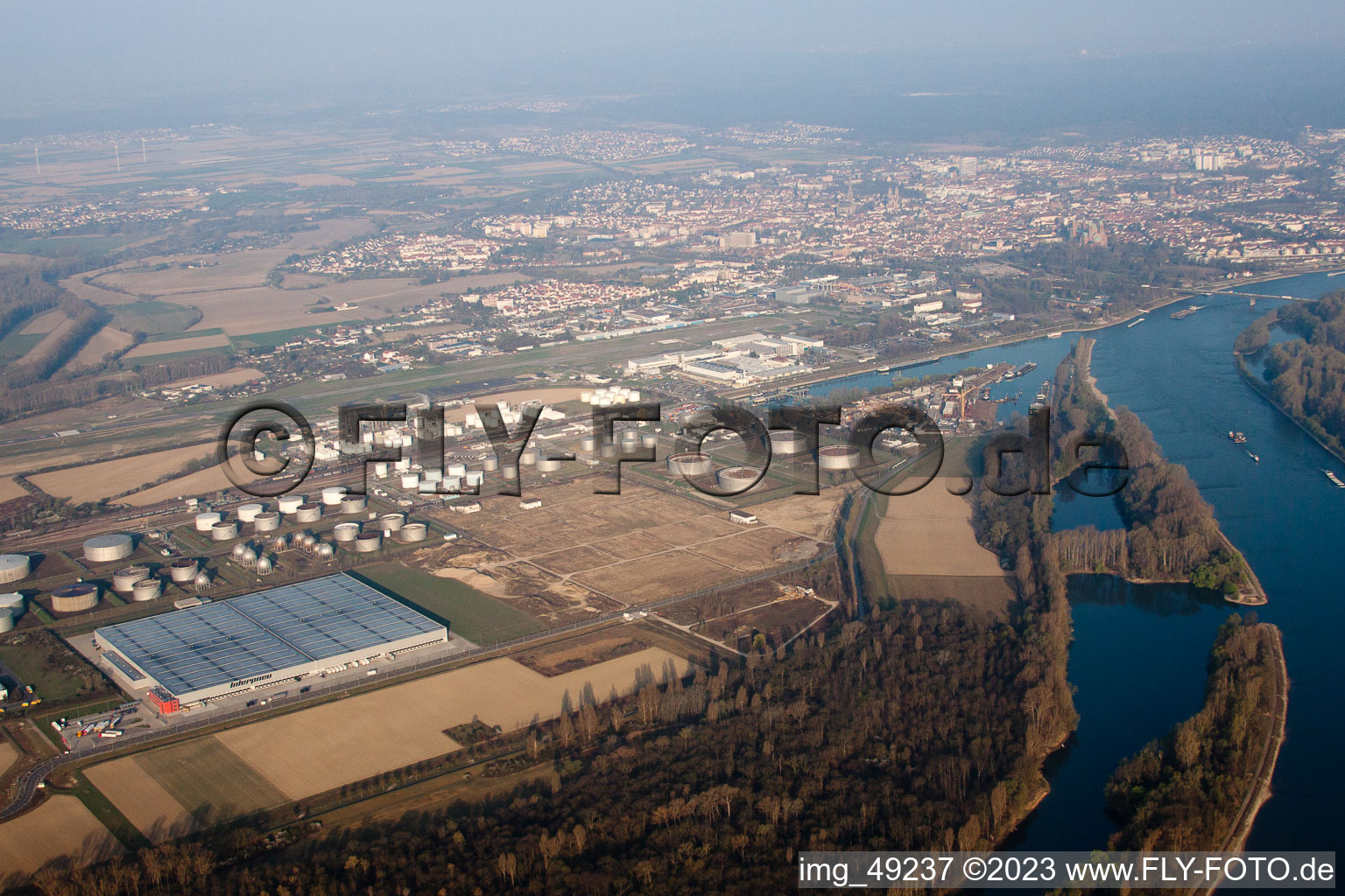 Speyer, Tanklager Tanquid am Flugplatz von Osten im Bundesland Rheinland-Pfalz, Deutschland von oben