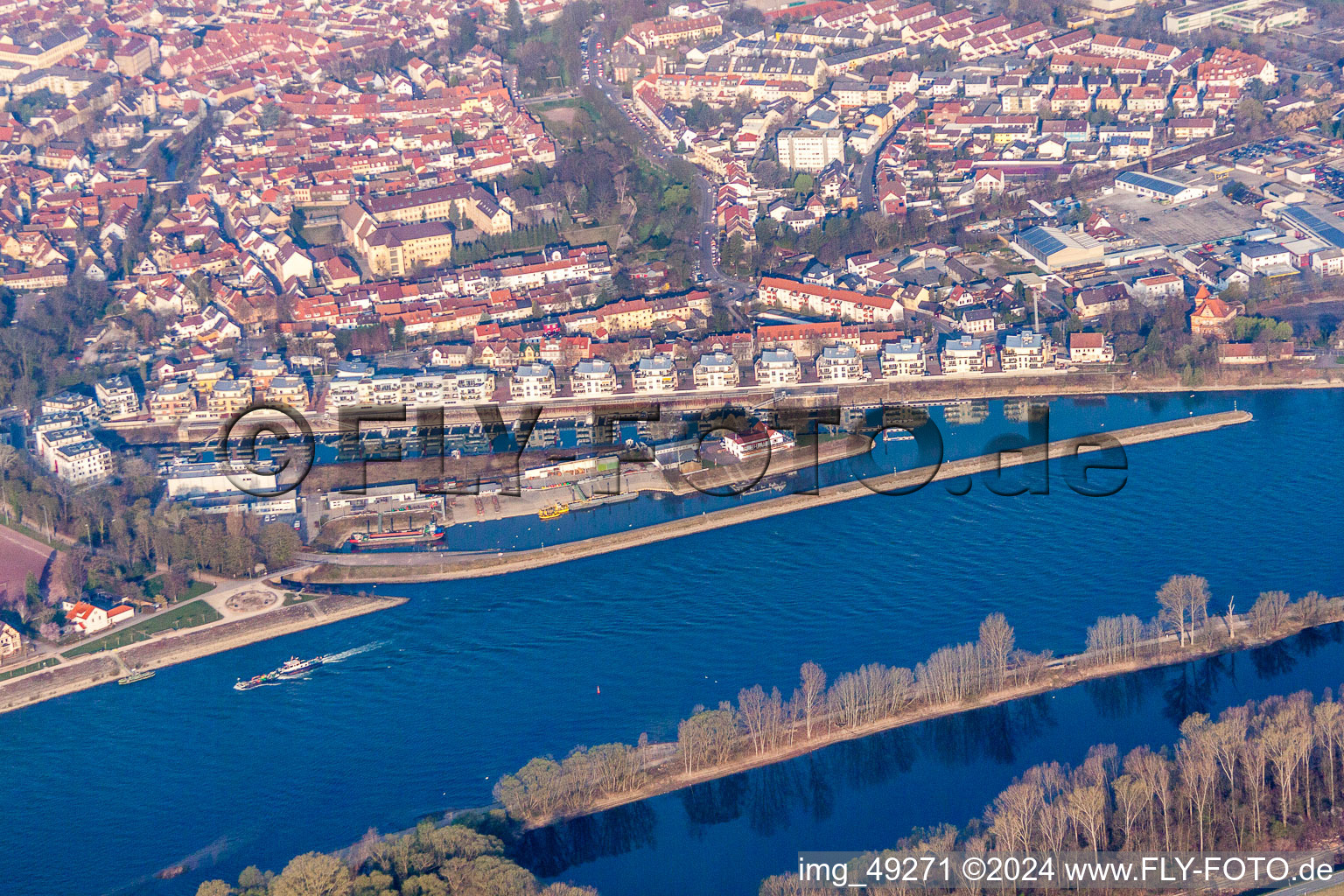 Schrägluftbild von Wohnbebauung am Ufer des ehemaligen Hafenbeckens am Rhein Hafenstraße gegenüber von Sea-Live in Speyer im Bundesland Rheinland-Pfalz, Deutschland