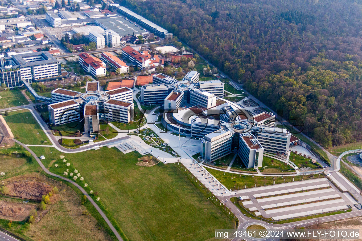 Drei sechs-zackige, sternförmige Unternehmensverwaltungs- Hochhaus- Gebäude der SAP SE in Walldorf im Bundesland Baden-Württemberg, Deutschland