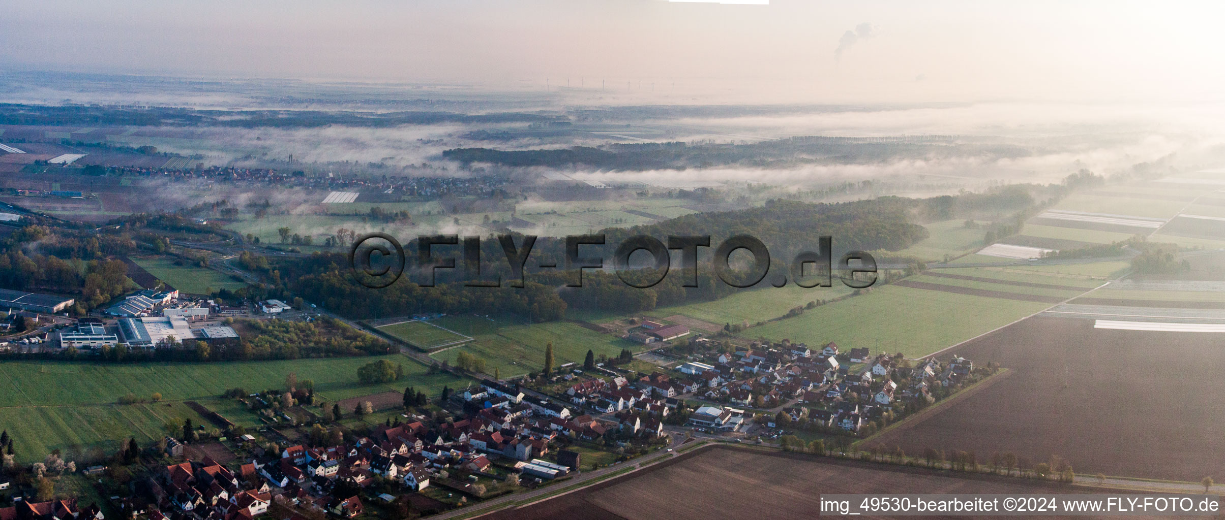 Luftaufnahme von Dorf - Ansicht am Rande von landwirtschaftlichen Feldern und Nutzflächen im Ortsteil Minderslachen in Kandel im Bundesland Rheinland-Pfalz, Deutschland