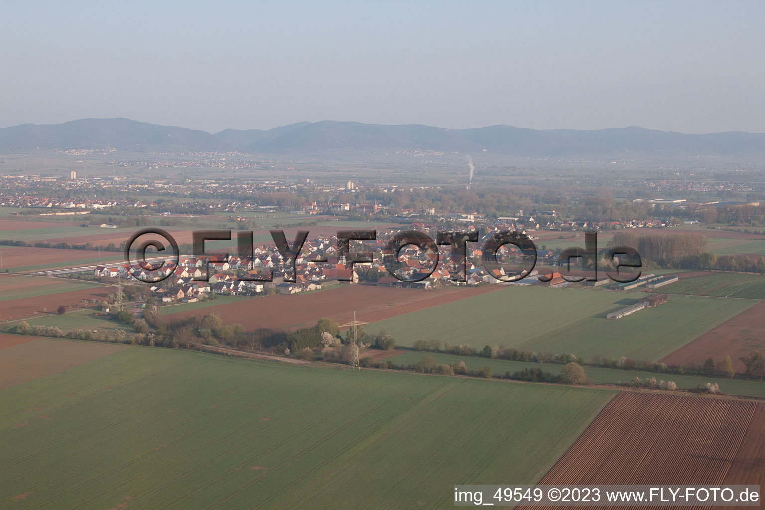 Ortsteil Mörlheim in Landau in der Pfalz im Bundesland Rheinland-Pfalz, Deutschland aus der Drohnenperspektive