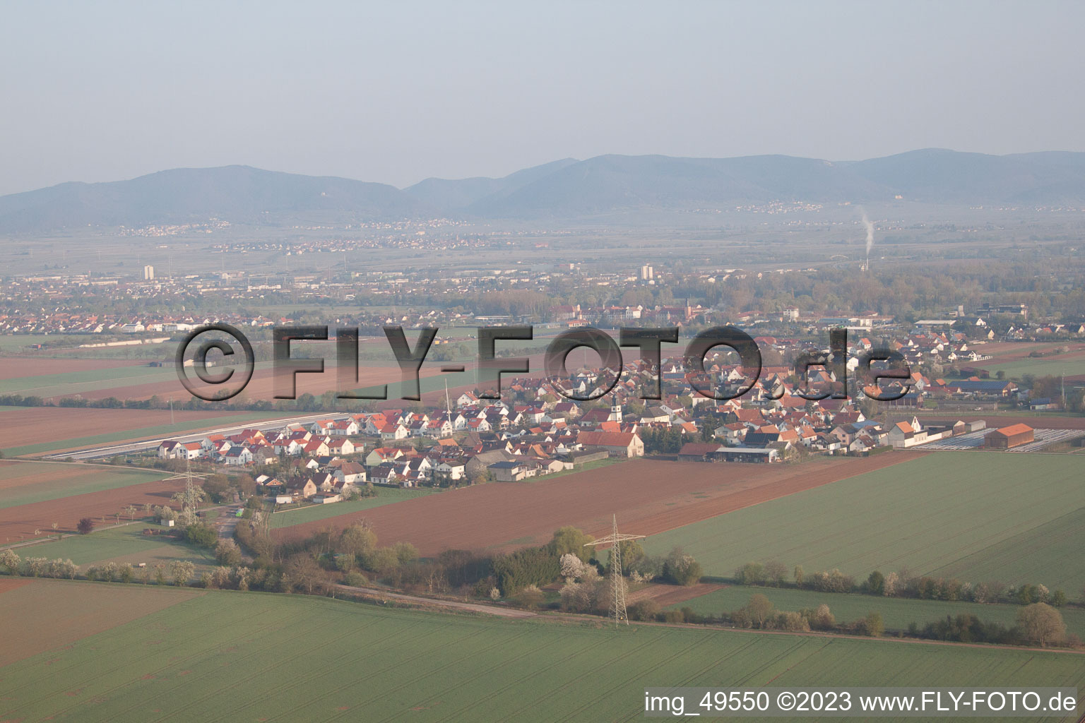 Ortsteil Mörlheim in Landau in der Pfalz im Bundesland Rheinland-Pfalz, Deutschland von einer Drohne aus