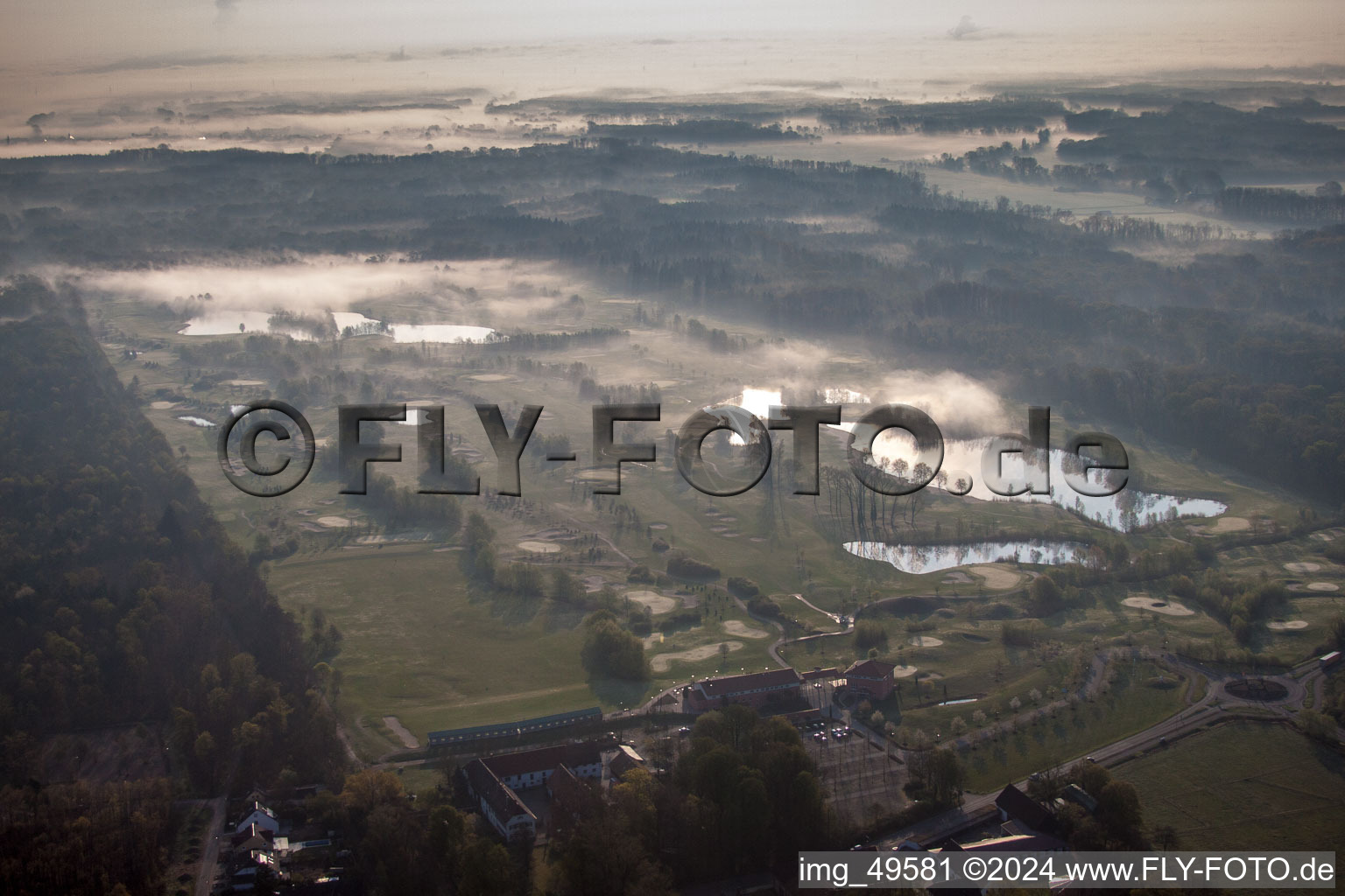 Luftbild von Gelände des Golfplatz Landgut Dreihof im Morgendunst in Essingen im Bundesland Rheinland-Pfalz, Deutschland