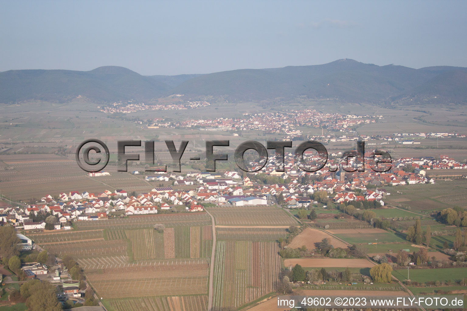 Kirrweiler im Bundesland Rheinland-Pfalz, Deutschland von der Drohne aus gesehen