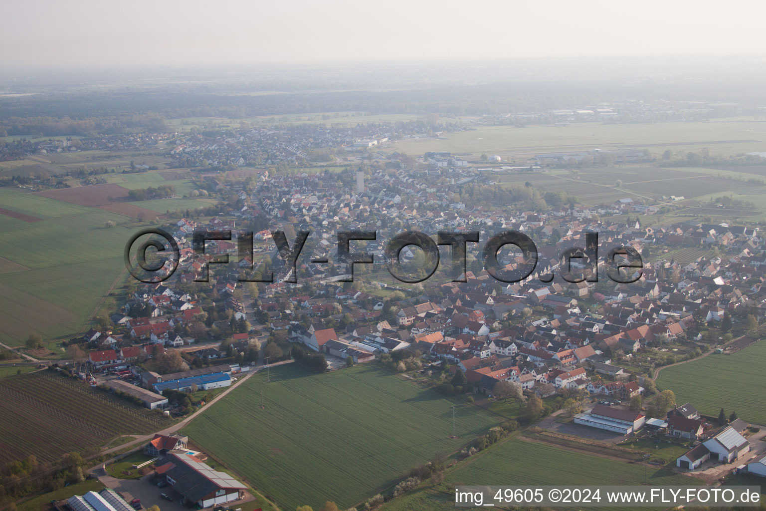 Drohnenbild von Ortsteil Lachen in Neustadt an der Weinstraße im Bundesland Rheinland-Pfalz, Deutschland