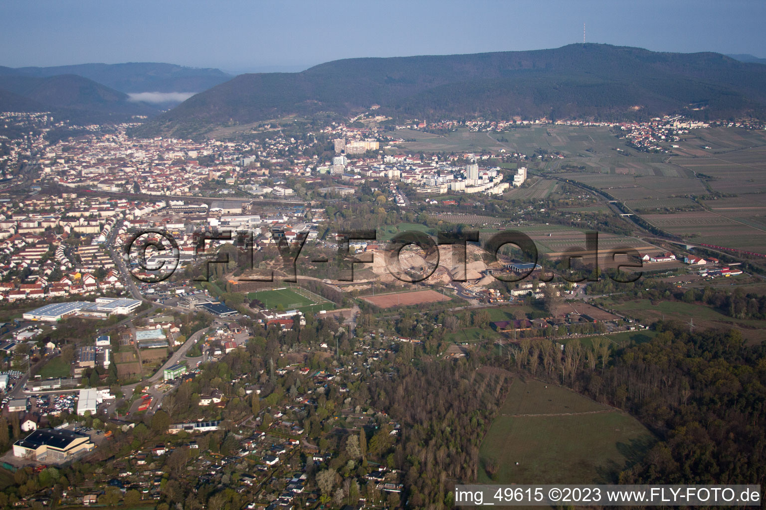 Neustadt an der Weinstraße im Bundesland Rheinland-Pfalz, Deutschland aus der Luft betrachtet