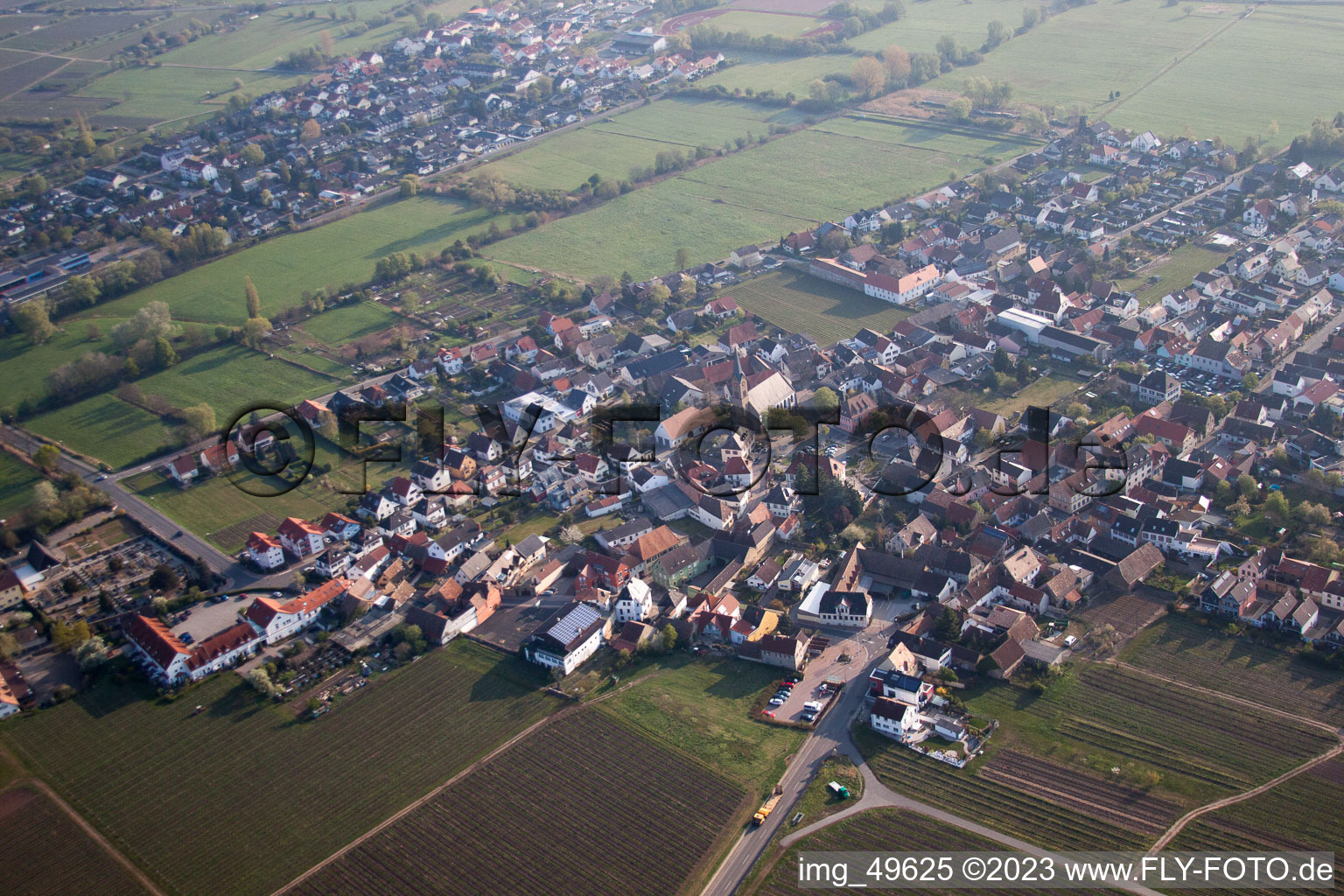 Deidesheim im Bundesland Rheinland-Pfalz, Deutschland aus der Drohnenperspektive