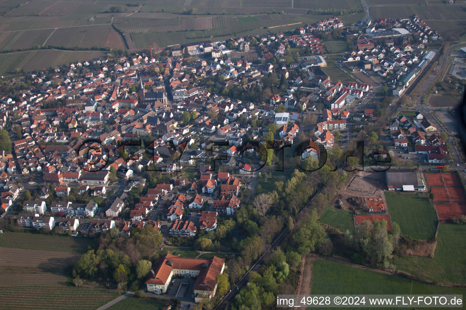 Deidesheim im Bundesland Rheinland-Pfalz, Deutschland von der Drohne aus gesehen