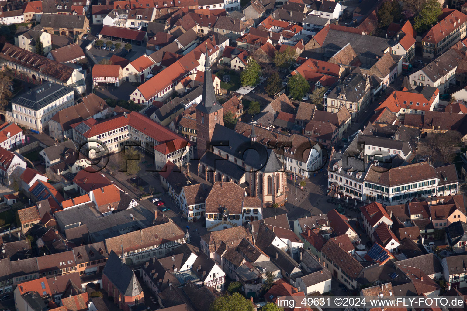 Altstadtbereich und Innenstadtzentrum in Deidesheim im Bundesland Rheinland-Pfalz, Deutschland von oben