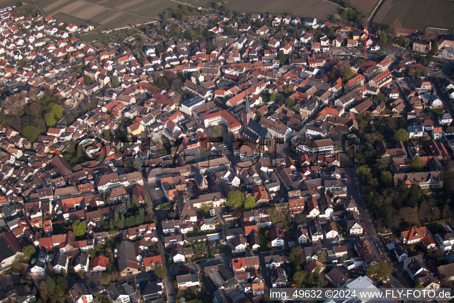 Schrägluftbild von Deidesheim im Bundesland Rheinland-Pfalz, Deutschland