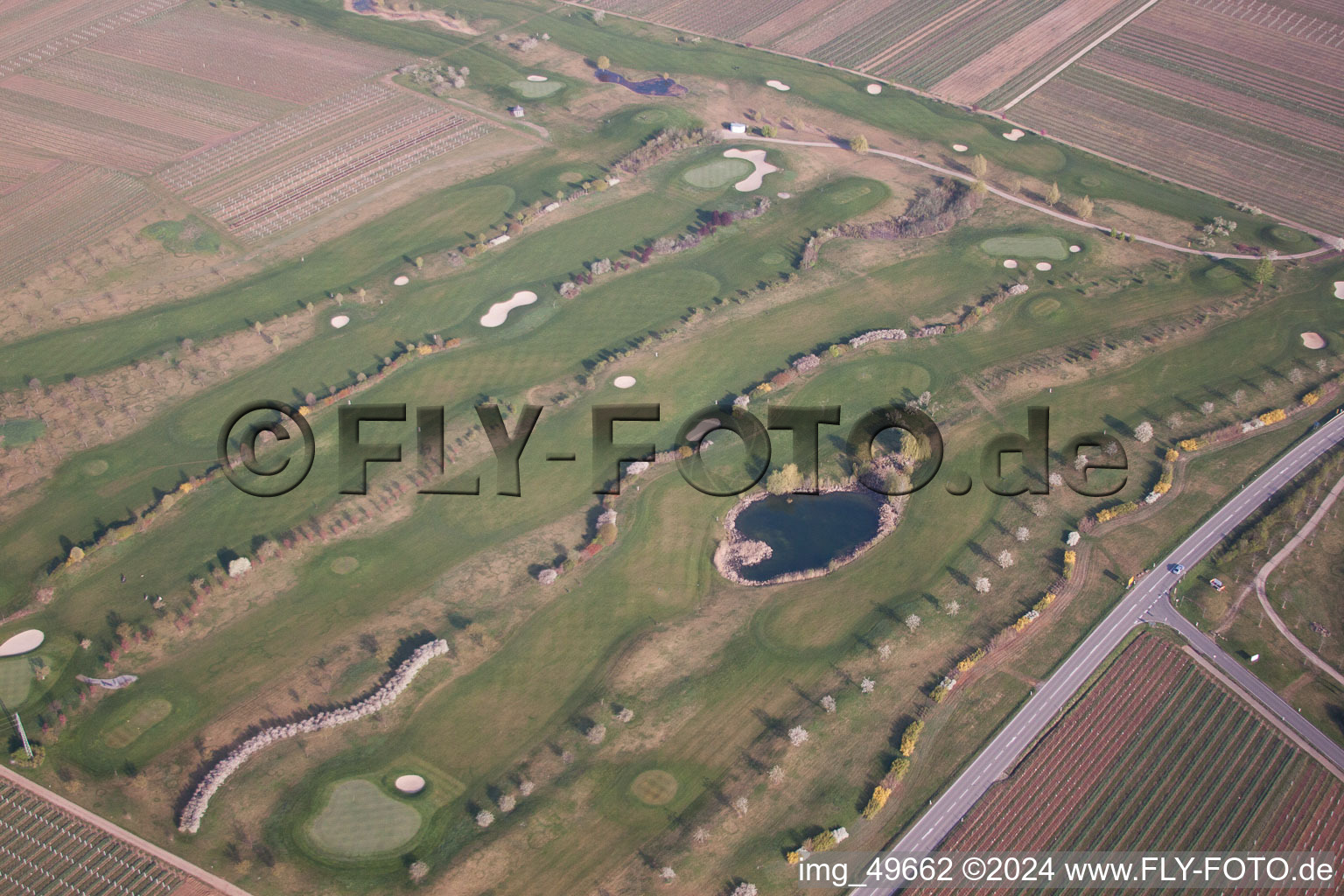 Luftbild von Gelände des Golfplatz Golfgarten Deutsche Weinstraße in Dackenheim im Bundesland Rheinland-Pfalz, Deutschland