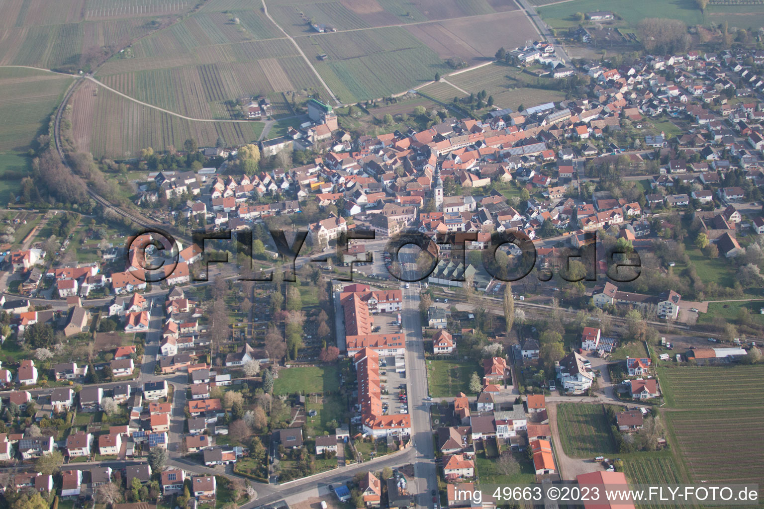 Kirchheim an der Weinstraße im Bundesland Rheinland-Pfalz, Deutschland von der Drohne aus gesehen