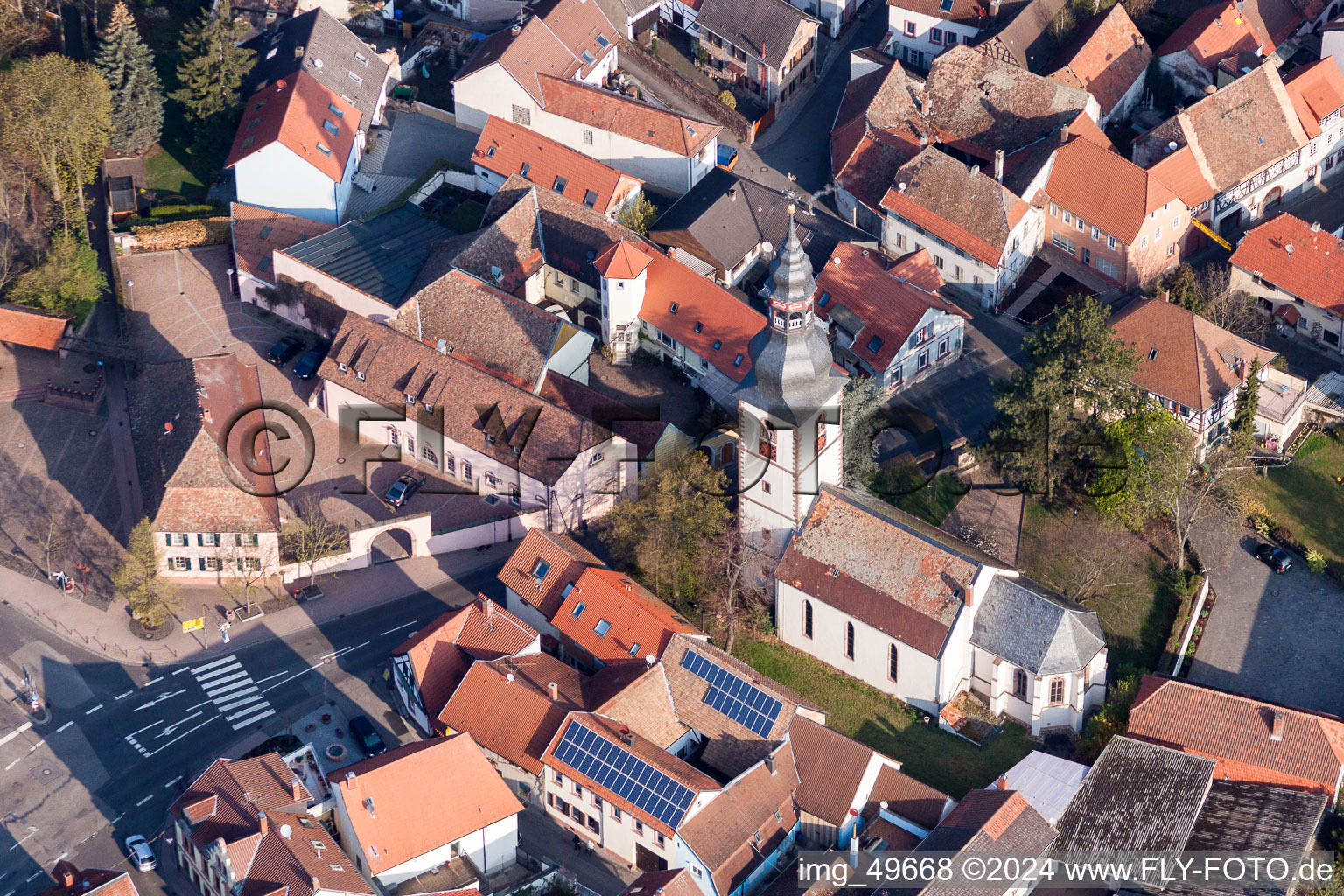 Luftbild von Kirchengebäude im Dorfkern in Kirchheim an der Weinstraße im Bundesland Rheinland-Pfalz, Deutschland