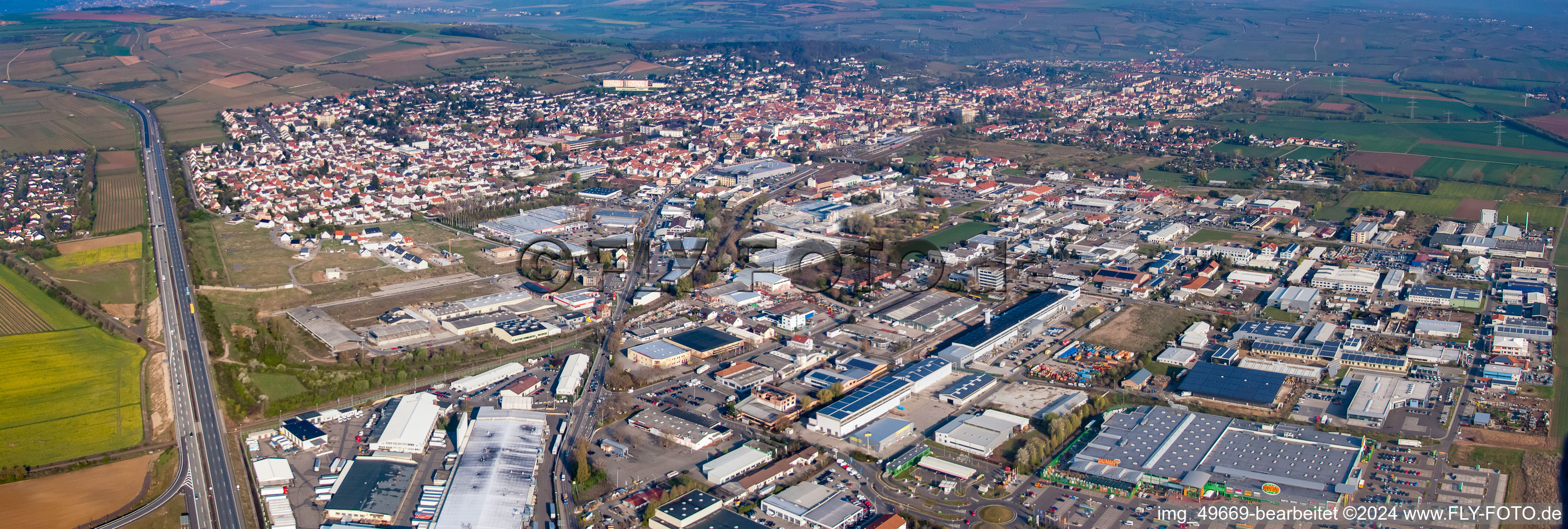 Panorama Perspektive der Ortsansicht der Straßen und Häuser der Wohngebiete in Grünstadt im Bundesland Rheinland-Pfalz, Deutschland
