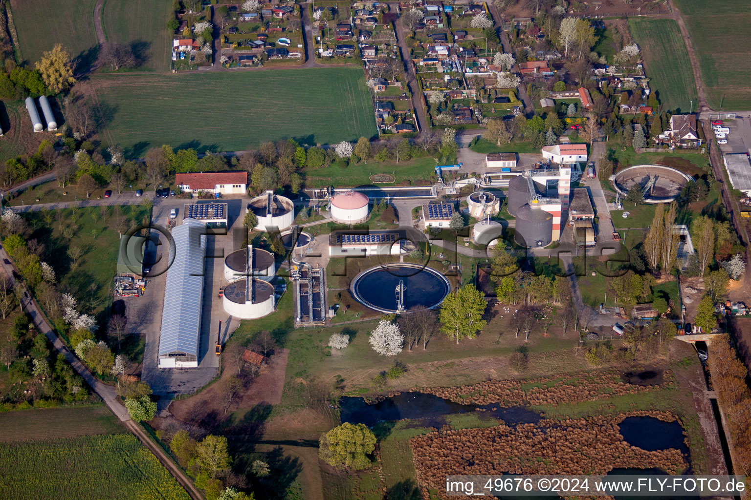 Klärwerks- Becken und Reinigungsstufen zur Abwasserbehandlung in Grünstadt im Bundesland Rheinland-Pfalz, Deutschland