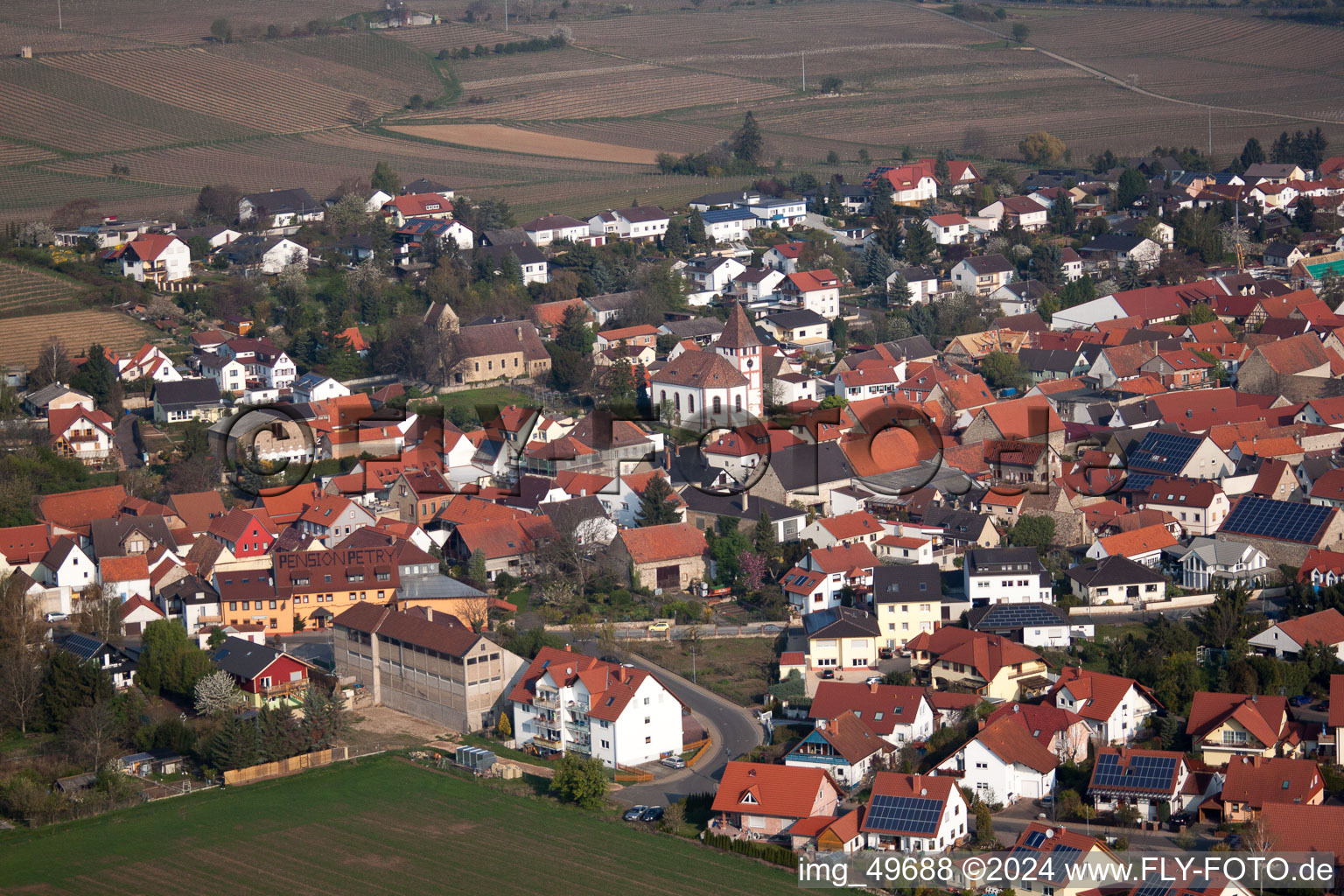 Luftaufnahme von Ortsansicht der Straßen und Häuser der Wohngebiete in Bockenheim an der Weinstraße im Bundesland Rheinland-Pfalz, Deutschland