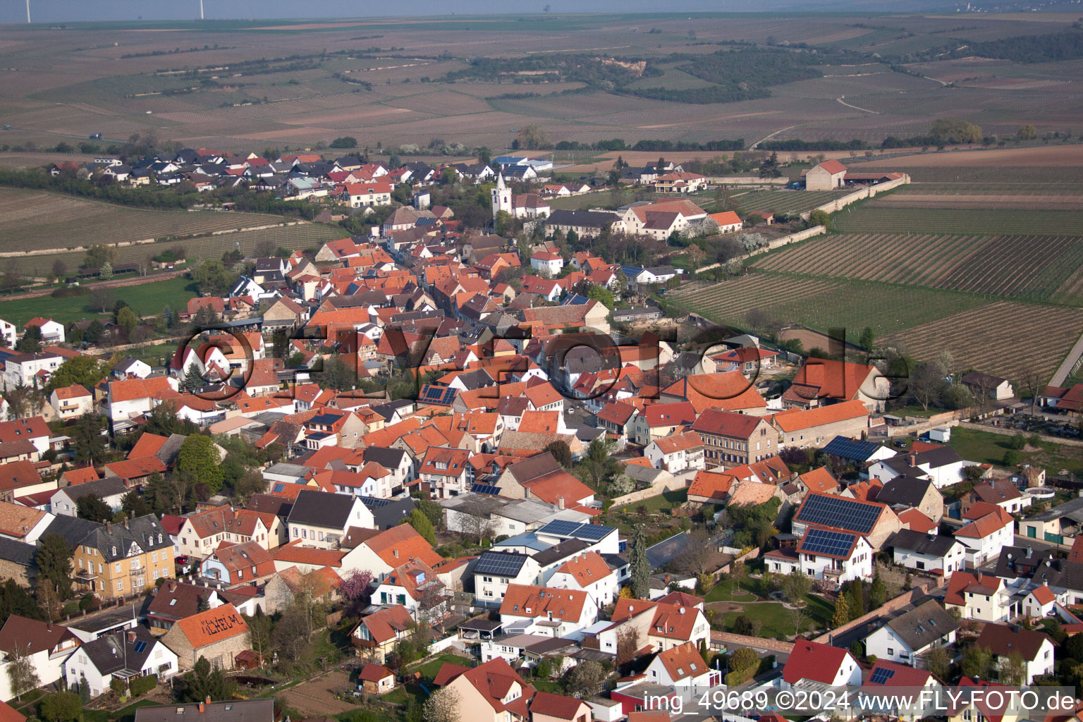 Schrägluftbild von Ortsansicht der Straßen und Häuser der Wohngebiete in Bockenheim an der Weinstraße im Bundesland Rheinland-Pfalz, Deutschland