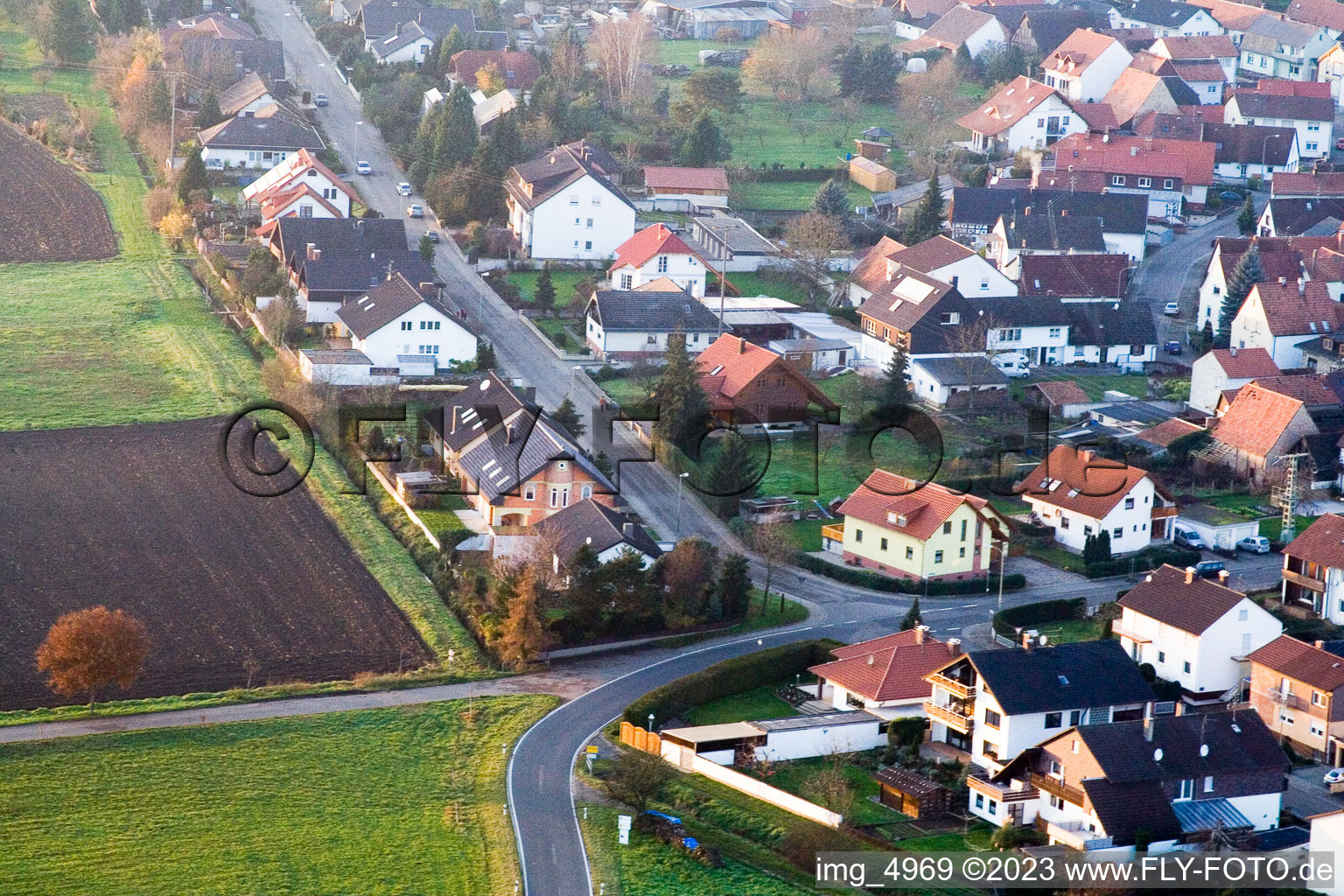 Schrägluftbild von Minfeld, Im Leisegarten im Bundesland Rheinland-Pfalz, Deutschland