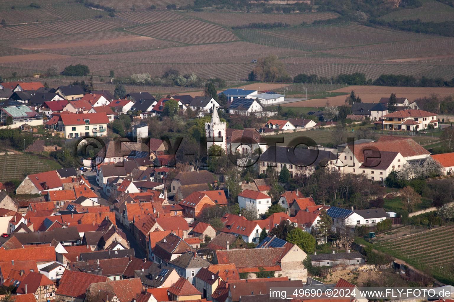 Ortsansicht der Straßen und Häuser der Wohngebiete in Bockenheim an der Weinstraße im Bundesland Rheinland-Pfalz, Deutschland von oben