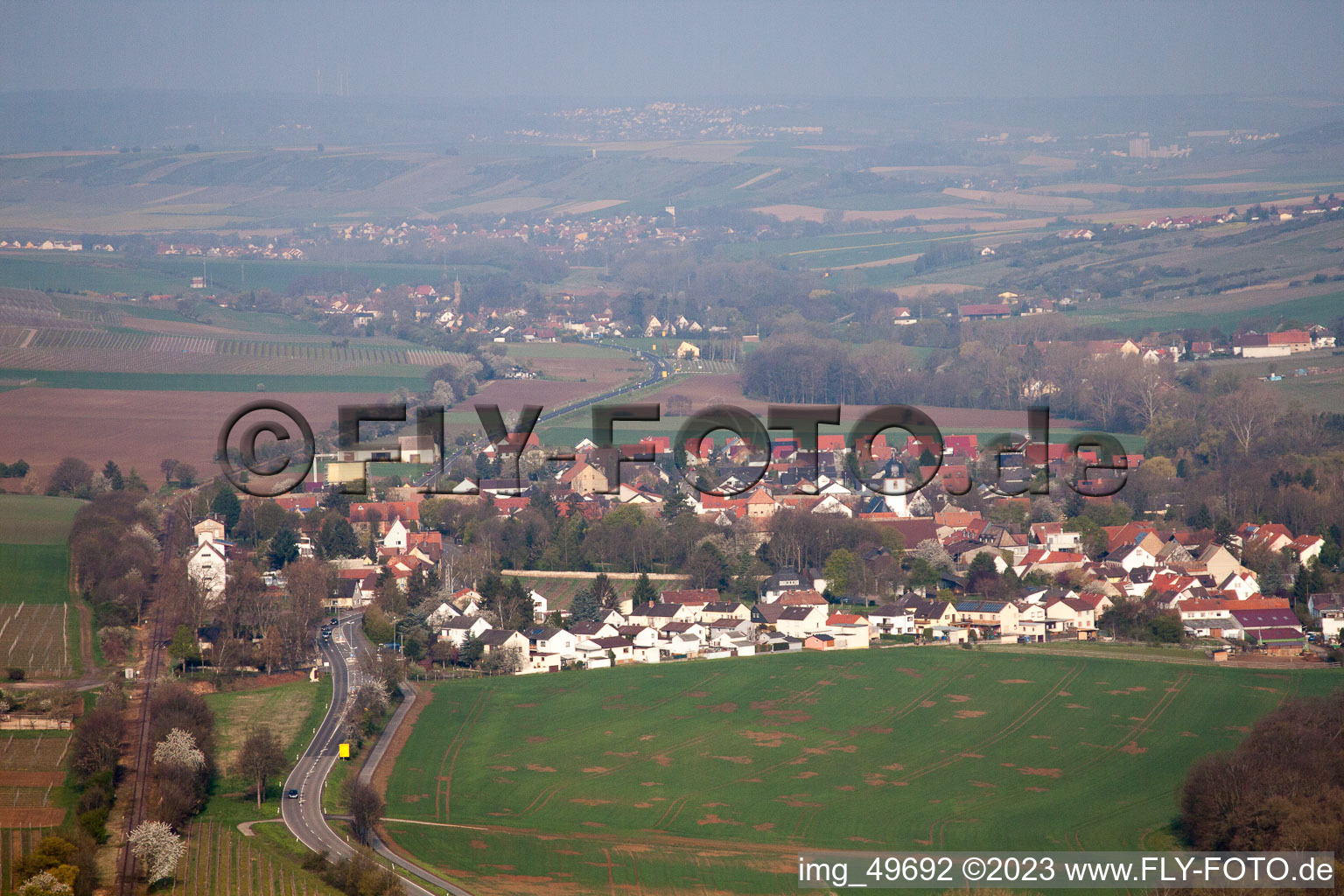 Luftbild von Wachenheim bei Alzey/Worms im Bundesland Rheinland-Pfalz, Deutschland