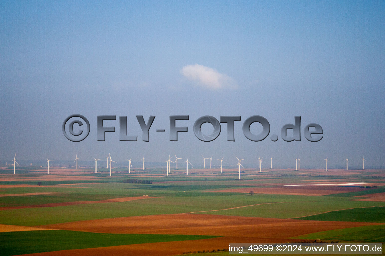 Windenergieanlagen (WEA) auf einem Hügel in Ober-Flörsheim im Bundesland Rheinland-Pfalz, Deutschland