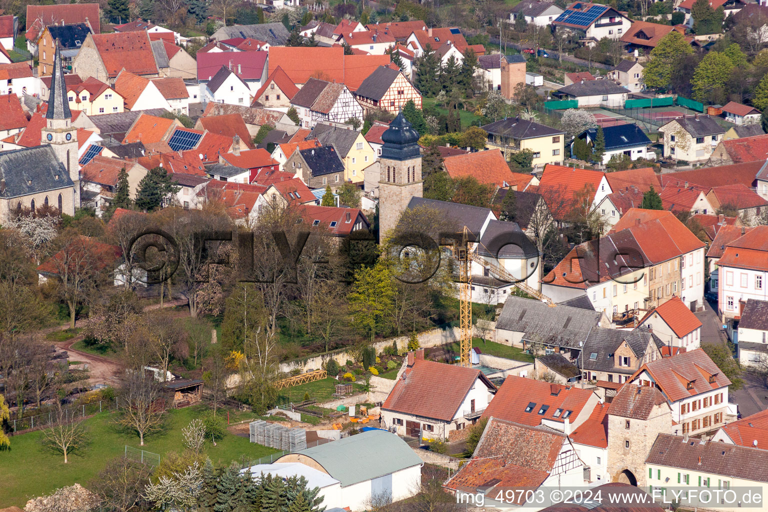 Kirchengebäude der Kath. Kirche St. Peter und Paul in Ober-Flörsheim im Bundesland Rheinland-Pfalz, Deutschland