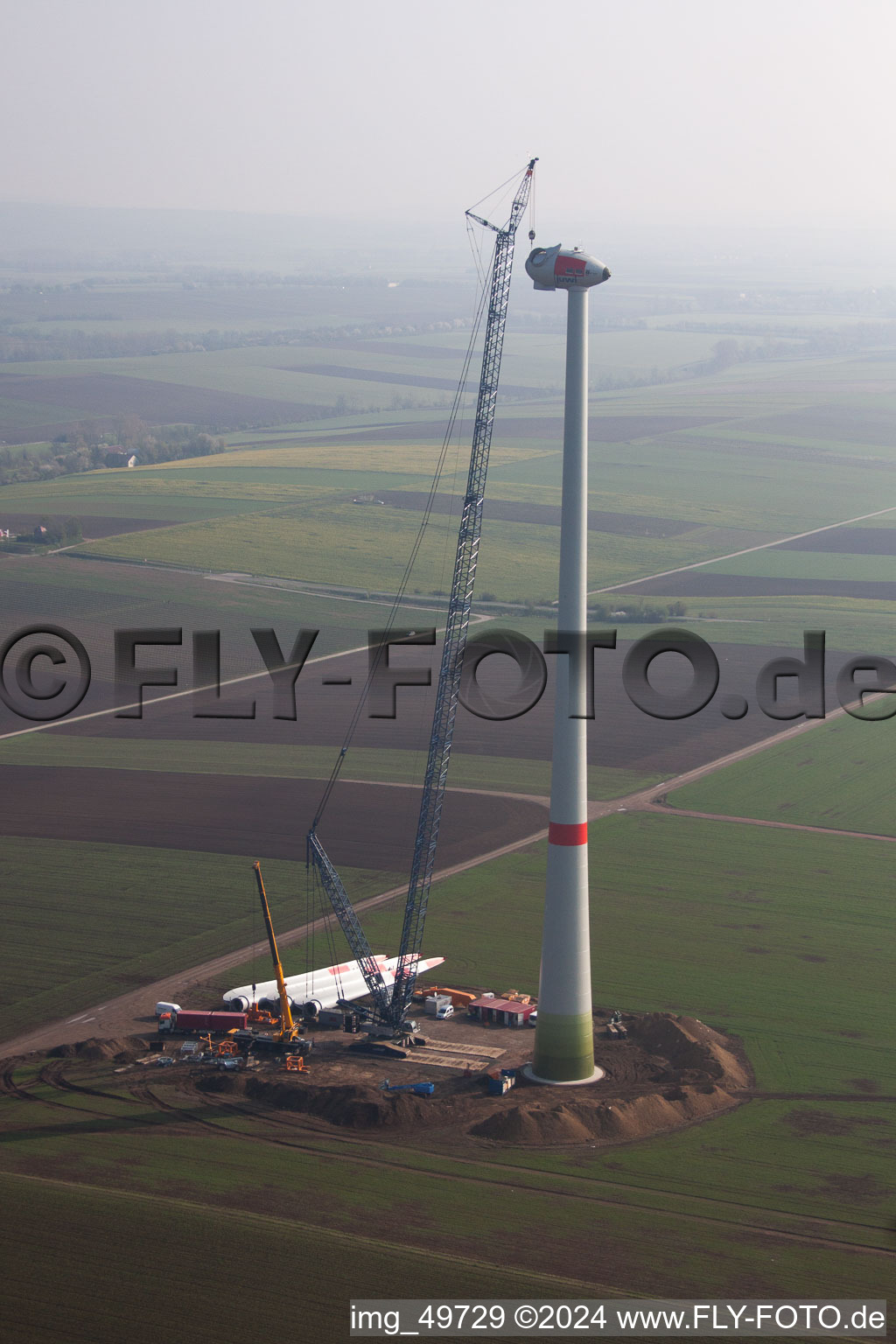 Baustelle zur Windrad- Turm Montage der juwi Holding AG auf einem Feld bei Gabsheim im Bundesland Rheinland-Pfalz, Deutschland
