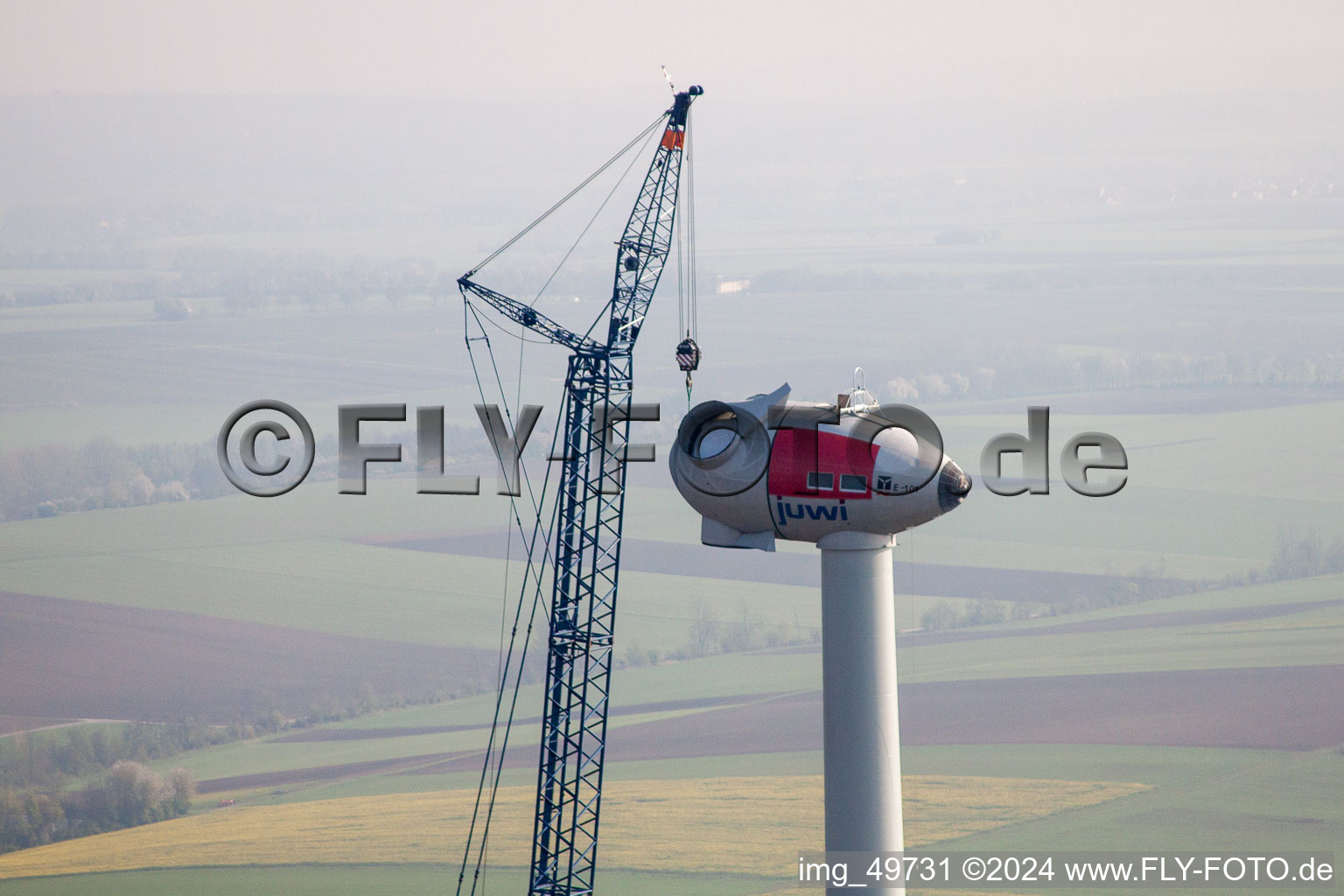 Luftbild von Baustelle zur Windrad- Turm Montage der juwi Holding AG auf einem Feld bei Gabsheim im Bundesland Rheinland-Pfalz, Deutschland