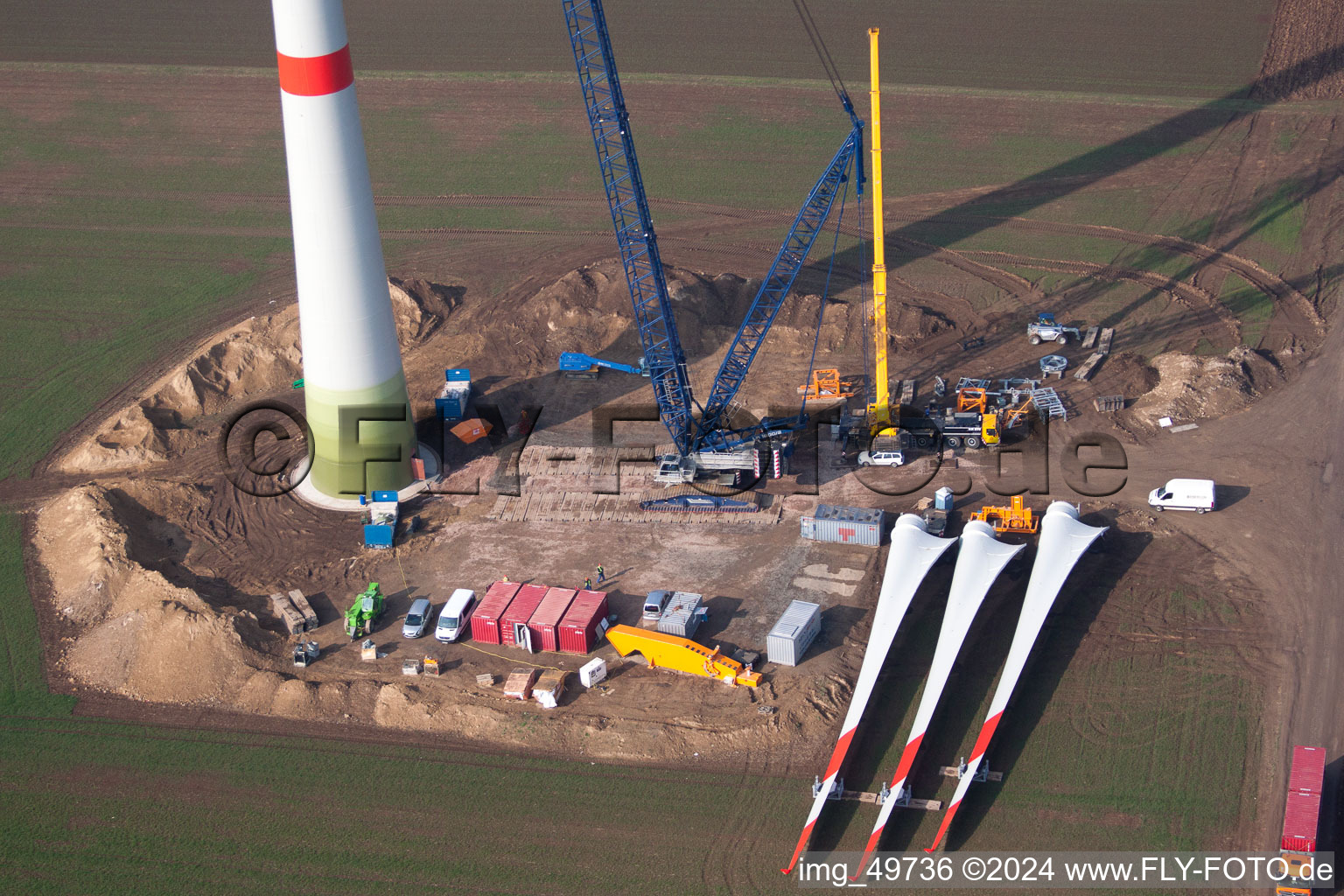 Luftaufnahme von Baustelle zur Windrad- Turm Montage der juwi Holding AG auf einem Feld bei Gabsheim im Bundesland Rheinland-Pfalz, Deutschland