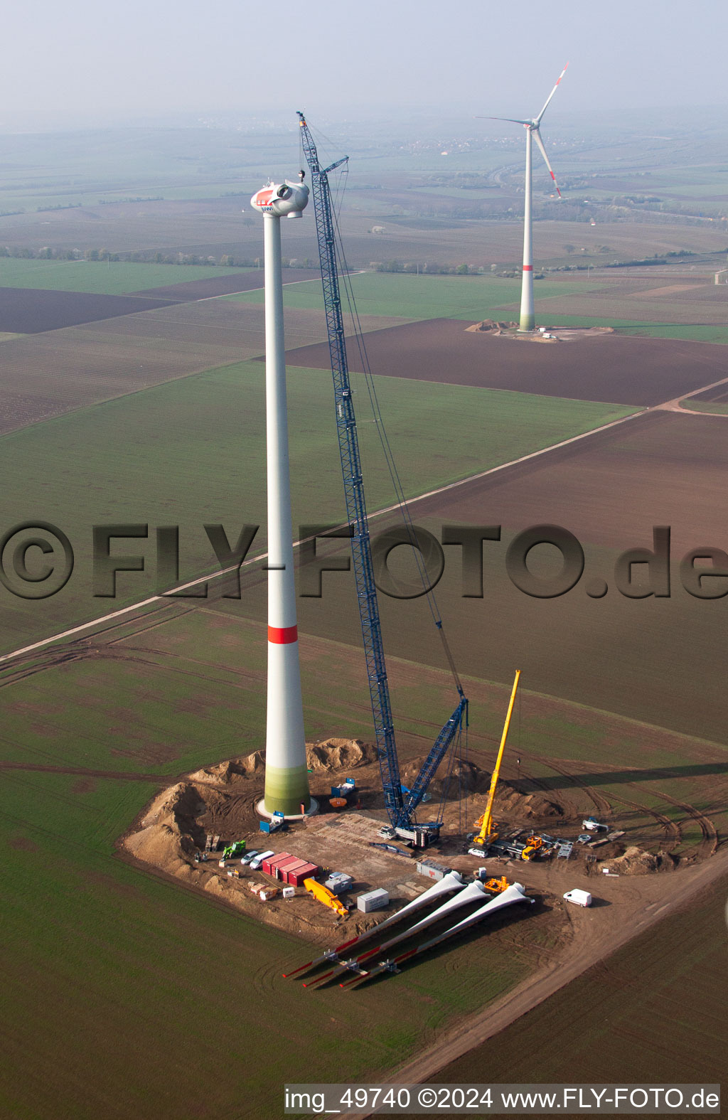 Schrägluftbild von Baustelle zur Windrad- Turm Montage der juwi Holding AG auf einem Feld bei Gabsheim im Bundesland Rheinland-Pfalz, Deutschland