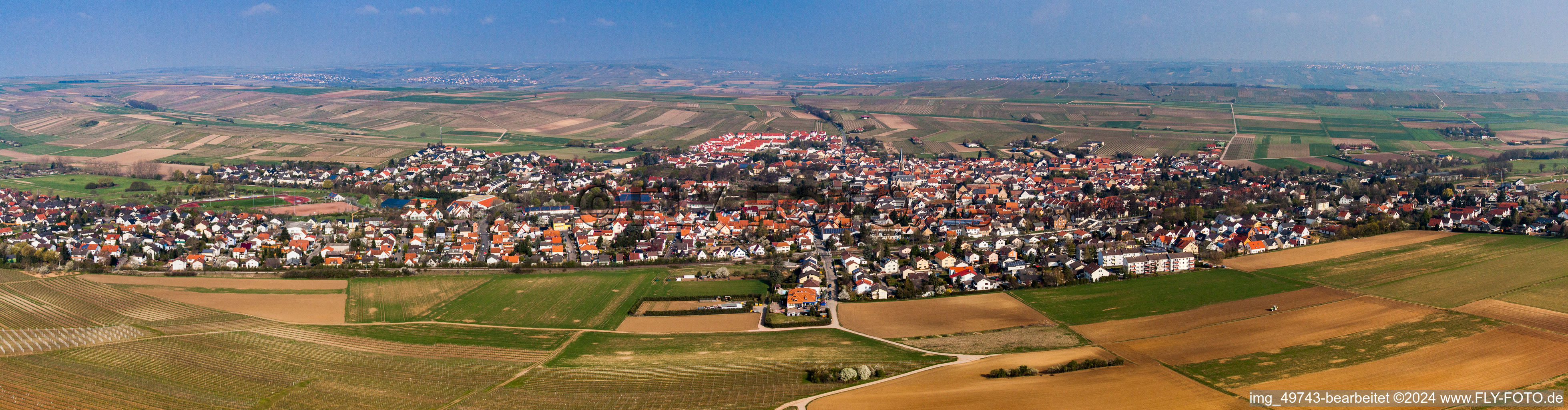 Panorama - Perspektive Ortsansicht der Straßen und Häuser der Wohngebiete in Saulheim im Bundesland Rheinland-Pfalz, Deutschland
