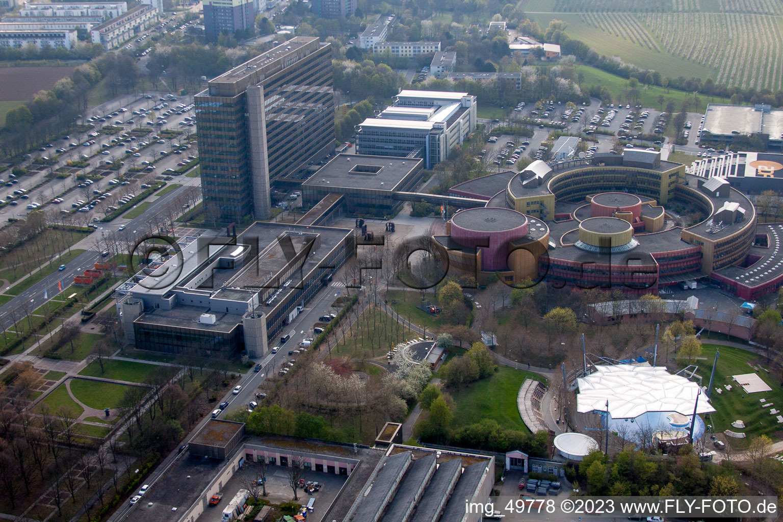 ZDF im Ortsteil Lerchenberg in Mainz im Bundesland Rheinland-Pfalz, Deutschland aus der Drohnenperspektive