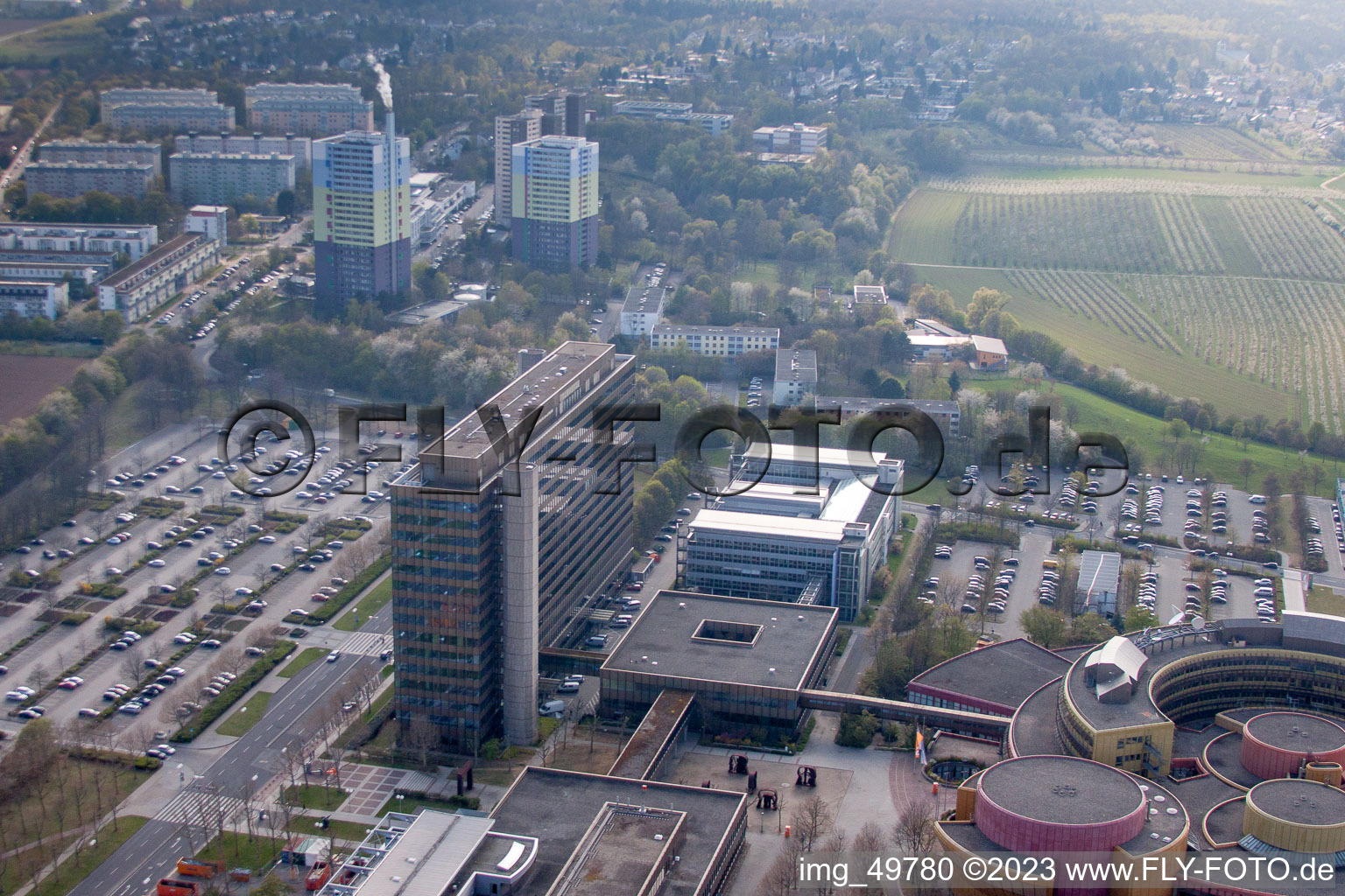 ZDF im Ortsteil Lerchenberg in Mainz im Bundesland Rheinland-Pfalz, Deutschland von der Drohne aus gesehen