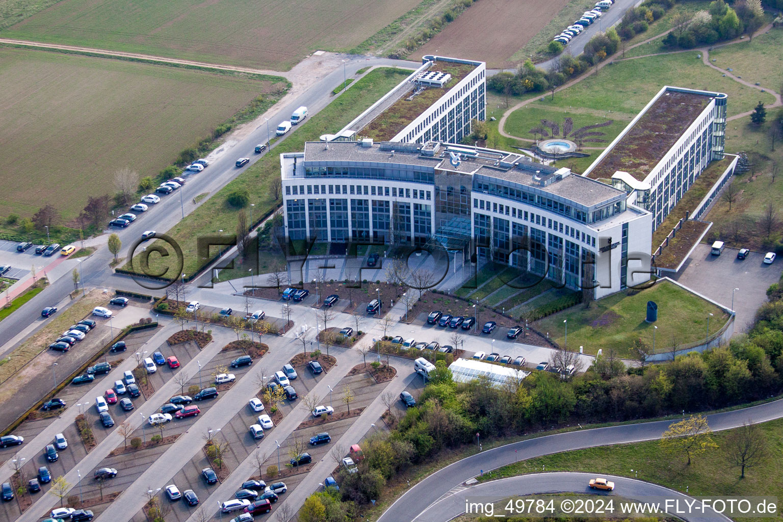 Luftbild von Bürogebäude des Verwaltungs- und Geschäftshauses des Medienunternehmens VRM im Ortsteil Marienborn in Mainz im Bundesland Rheinland-Pfalz, Deutschland