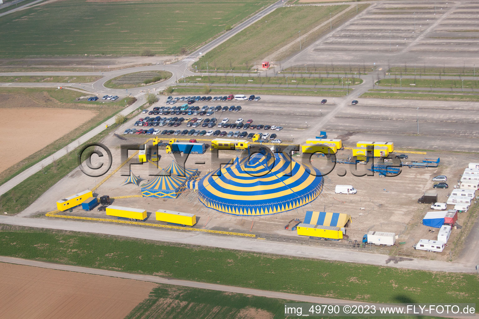 Luftbild von Mainz Süd, Zirkus im Ortsteil Hechtsheim im Bundesland Rheinland-Pfalz, Deutschland